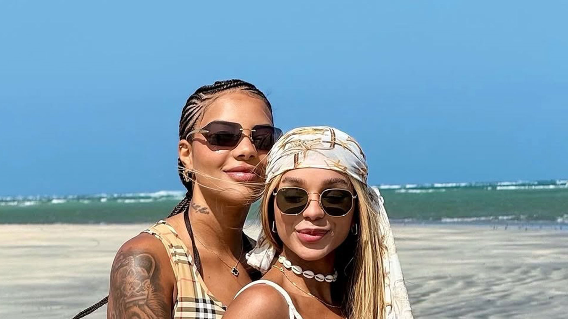 Ludmilla mostra Brunna Gonçalves organizando pasta da gestante