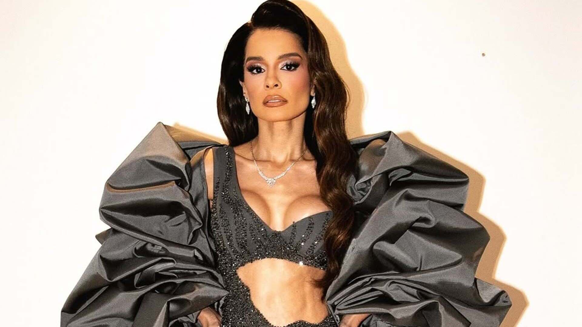 Maiara choca ao exibir barriga tanquinho em look arrasador