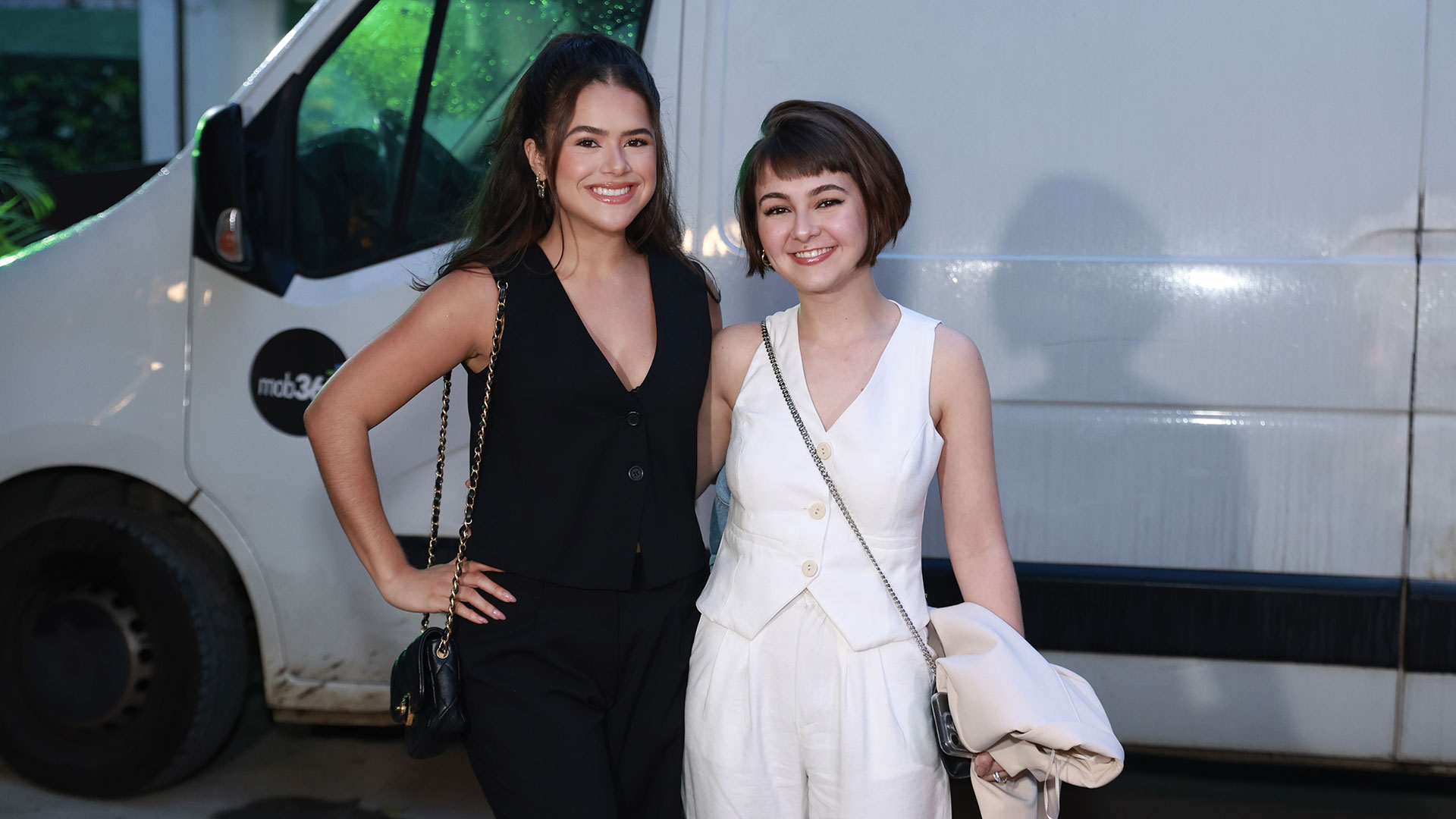 Maisa Silva e Klara Castanho combinam looks para festa de novela