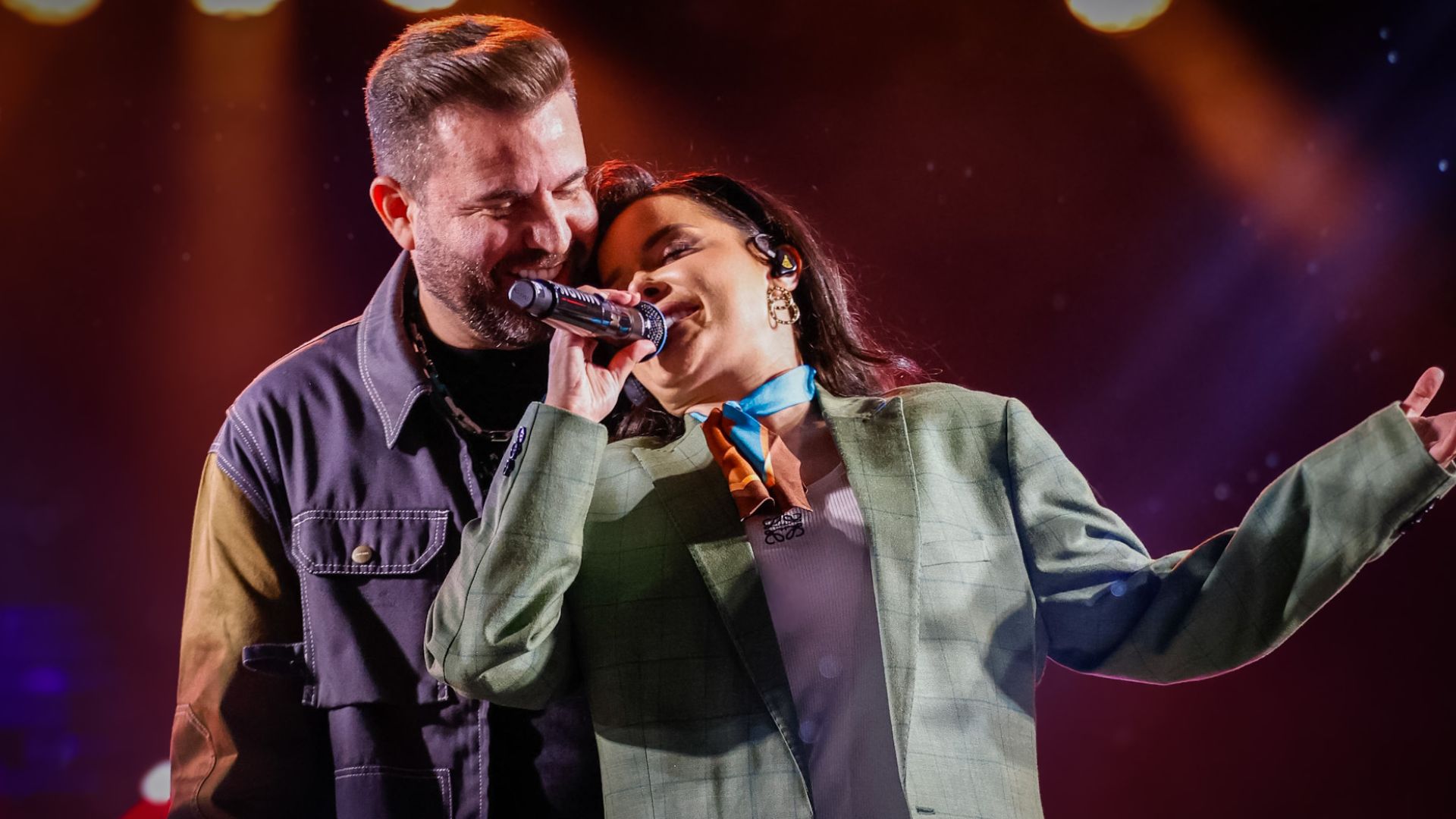 Em clima de romance, Maraisa e Fernando Mocó trocam carinho durante show