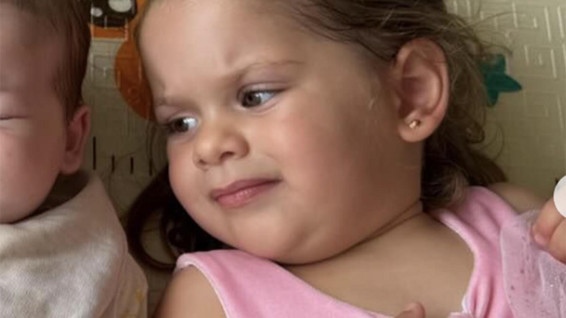 Expressão de Maria Flor em nova foto vira comentário na web: ‘Julgando sempre’