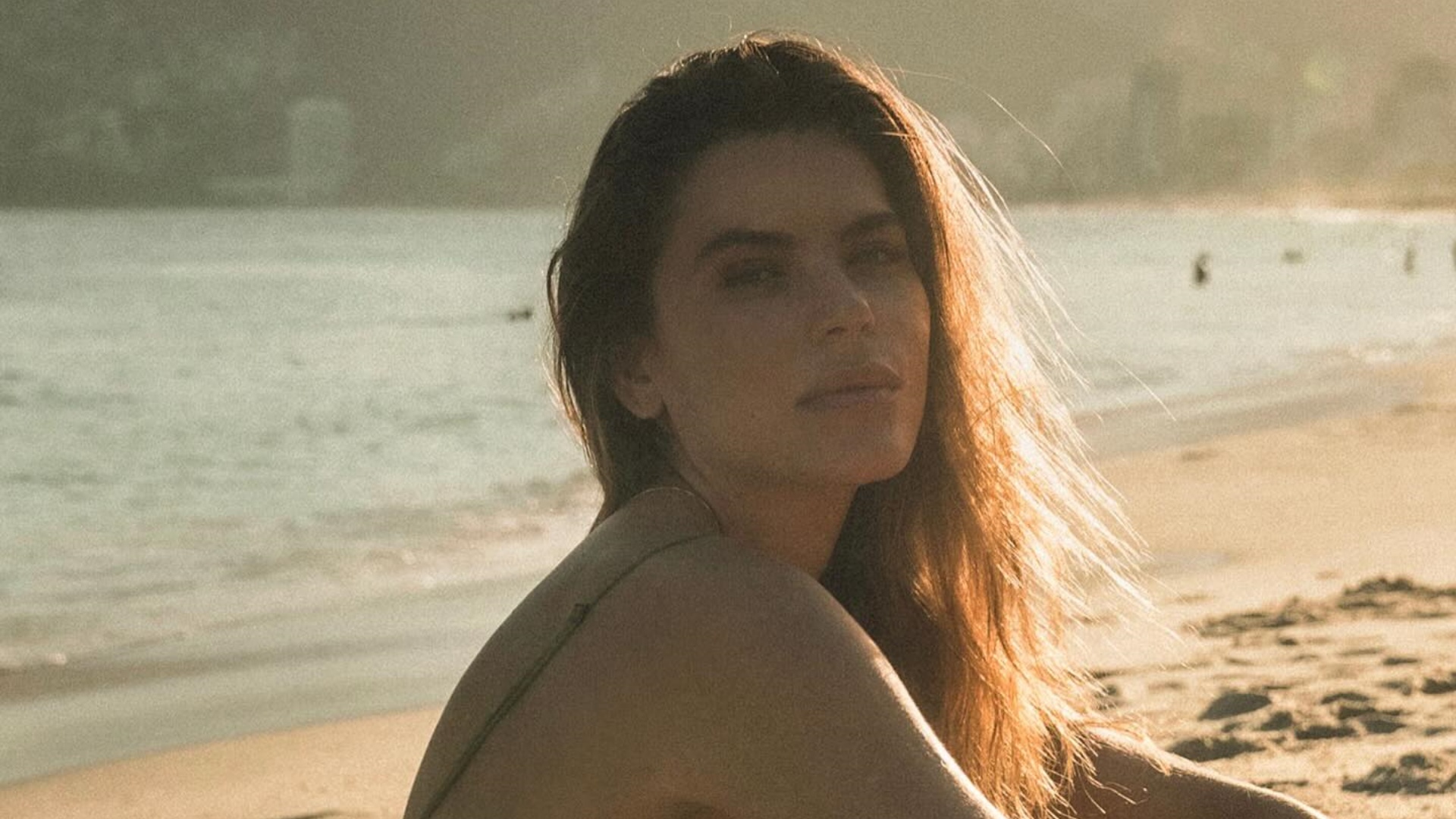 Mariana Goldfarb esbanja beleza em cliques na praia: ‘Tão linda’