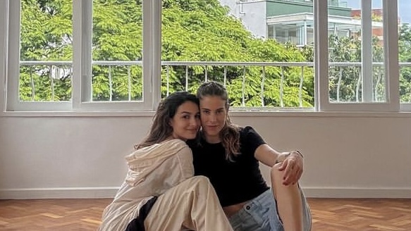 Discreta no relacionamento, Marina Moschen posa com a namorada em dia de mudança