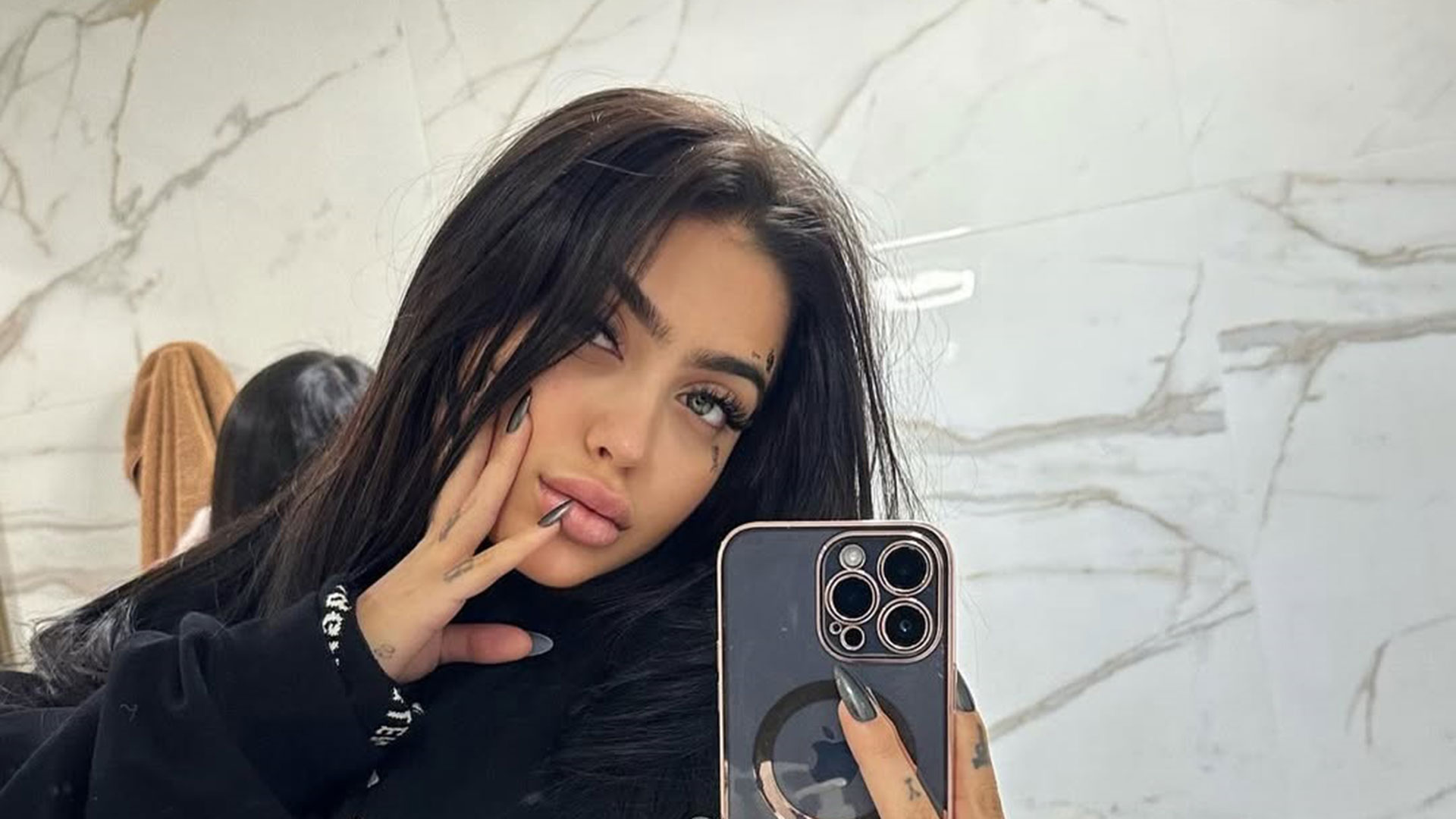 Mc Mirella decide tirar os pais de casa e explica motivos