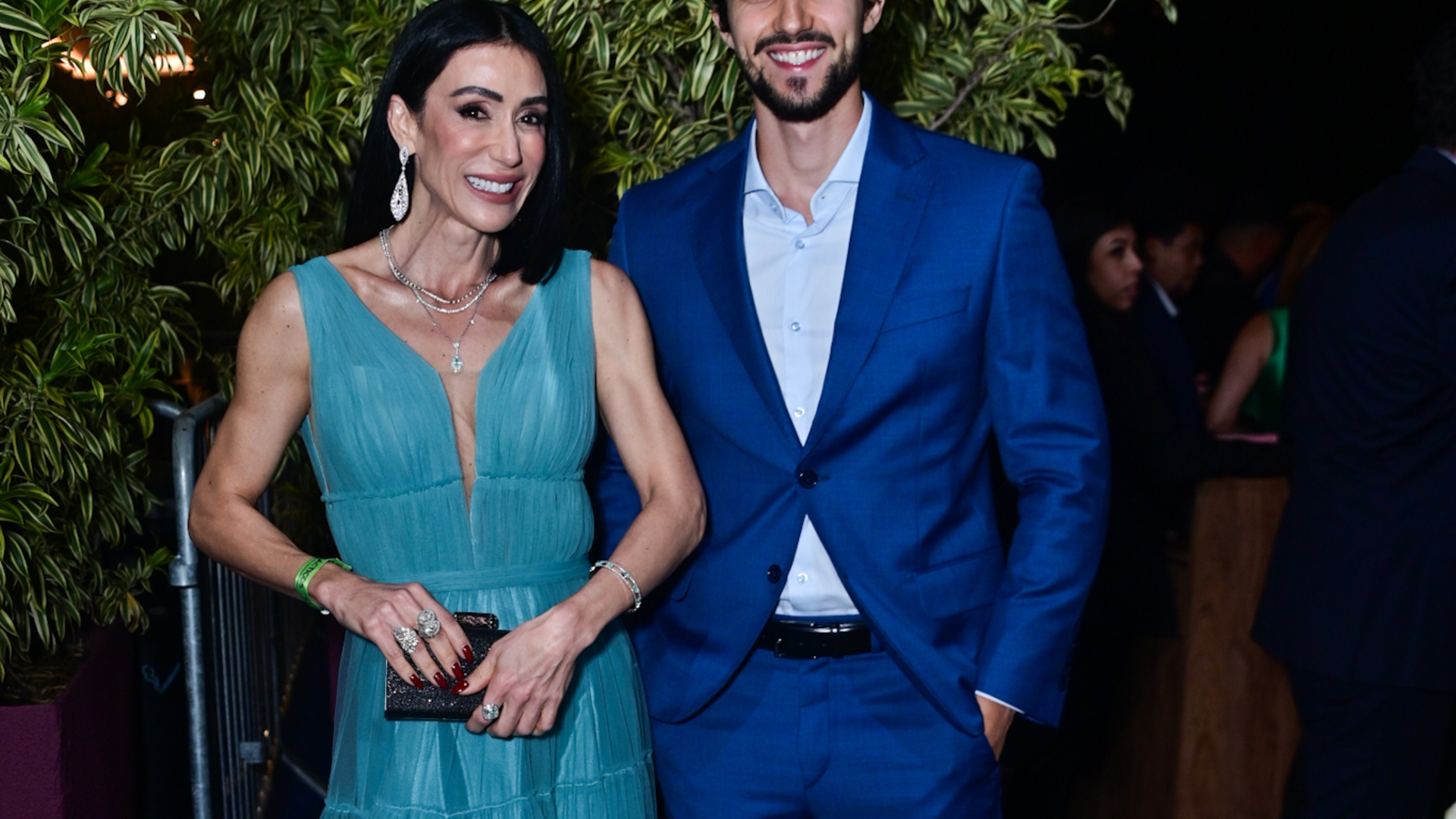 Michelle Barros chama a atenção com filho gato no leilão de Ronaldo