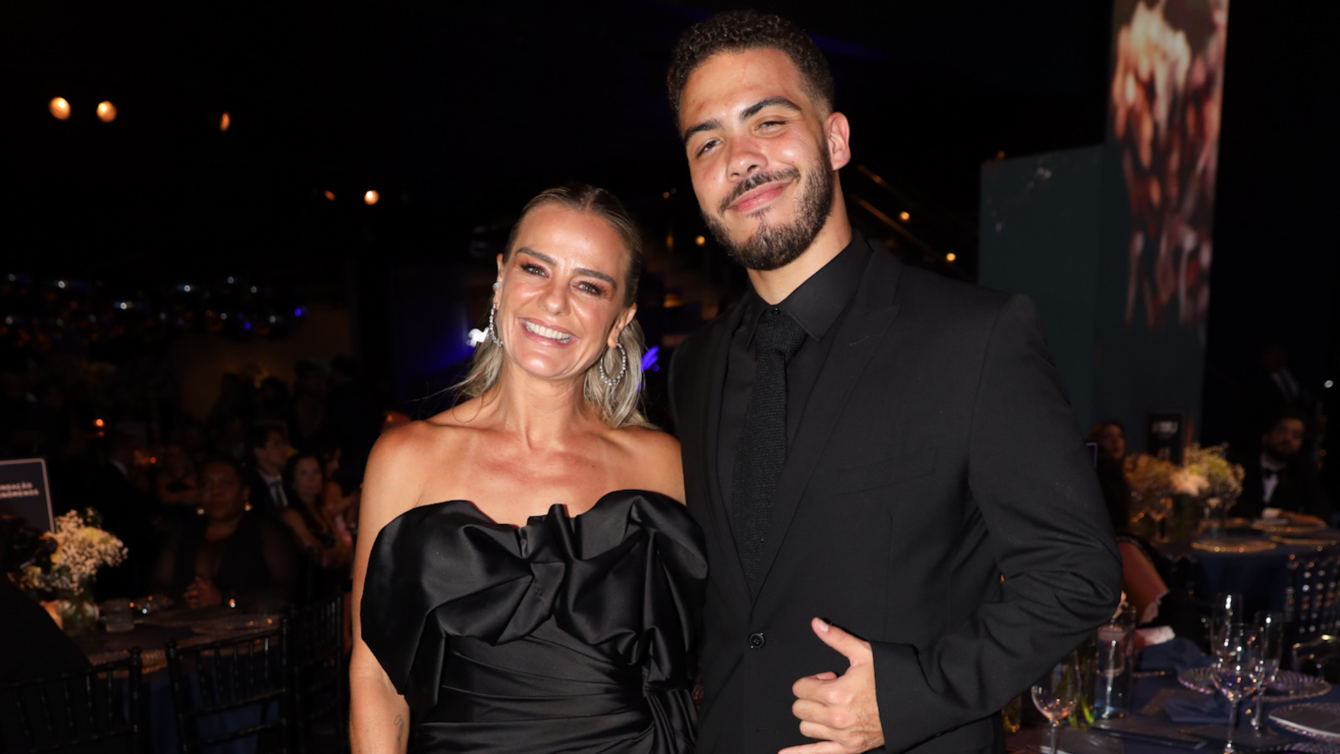 Milene Domingues faz aparição no leilão de Ronaldo, pai de seu filho Ronald
