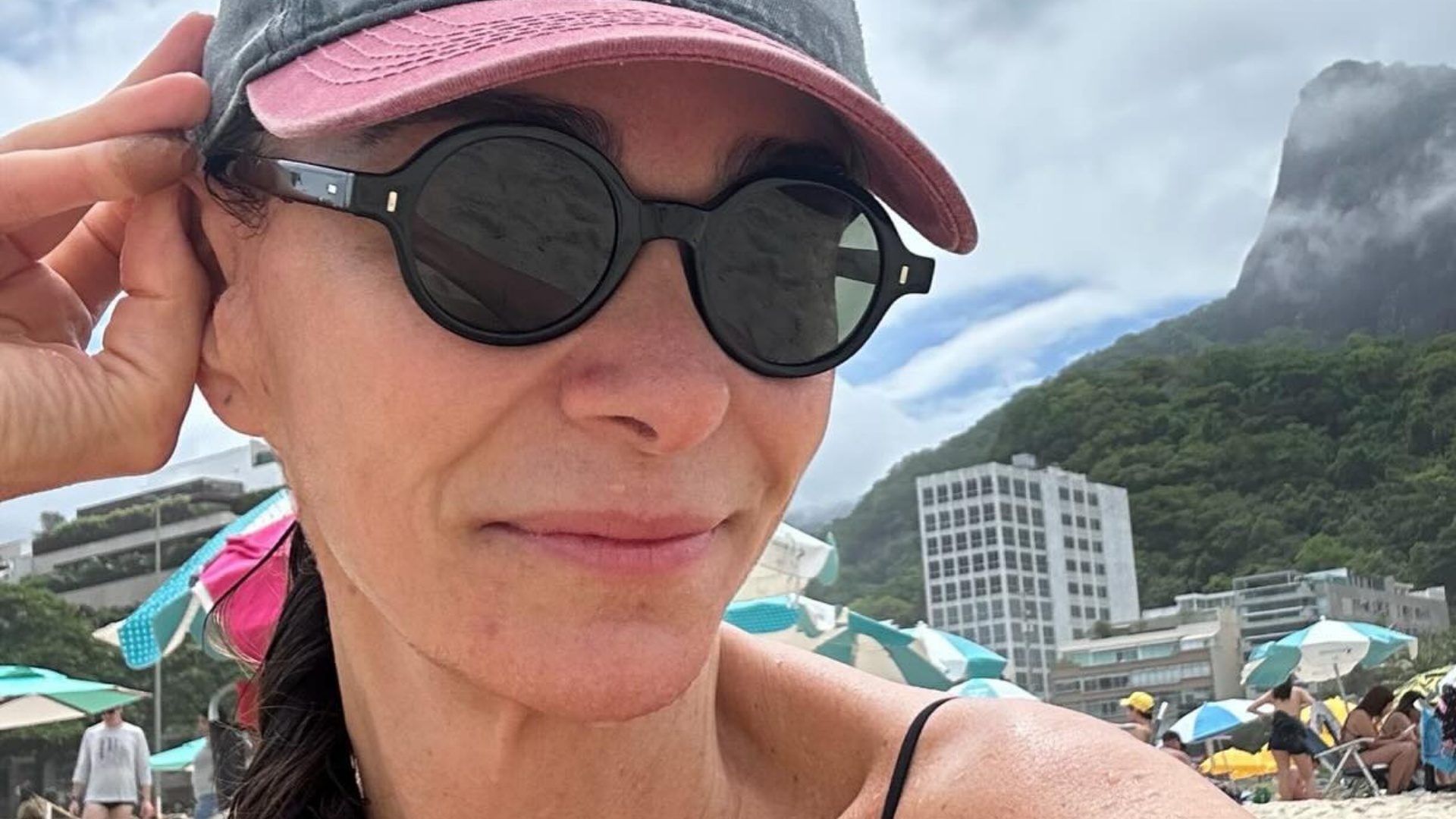 Mônica Martelli esbanja beleza natural em clique na praia: ‘Muito linda’
