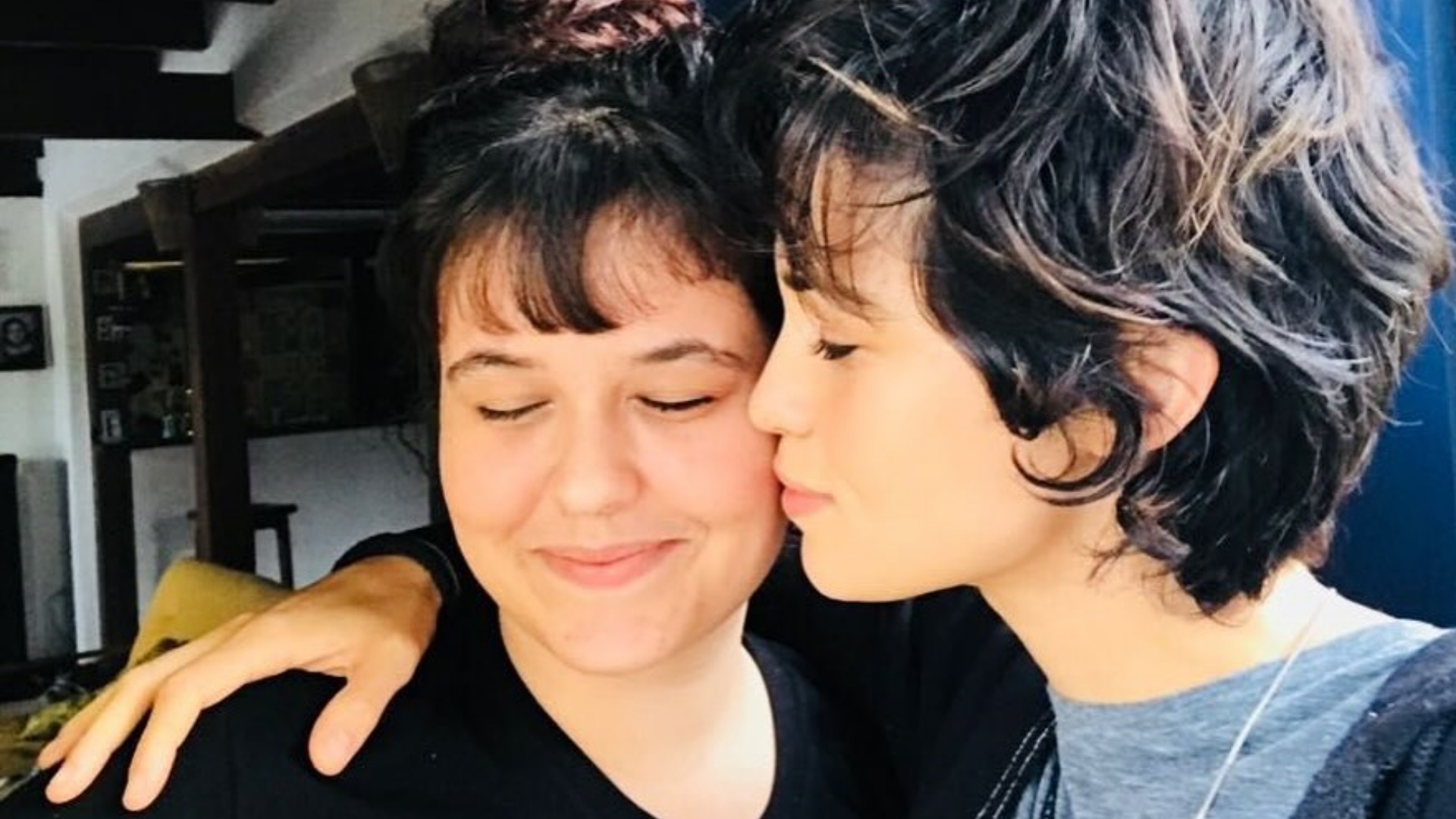 Com cliques raros, Nanda Costa presta homenagem no aniversário da irmã