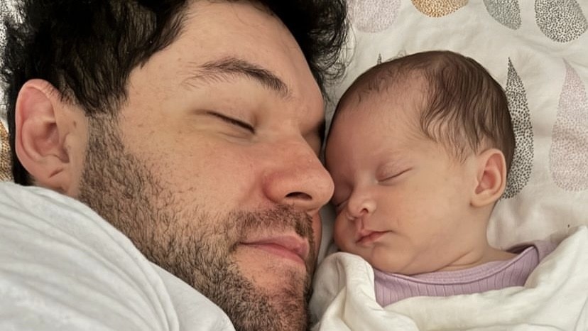 Ex-BBB Nasser fala da filha que teve parto adiantado: ‘Ninguém espera’