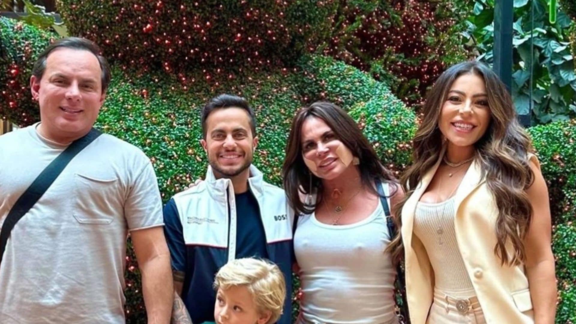 Neto de Gretchen surge gigante em fotos com a família