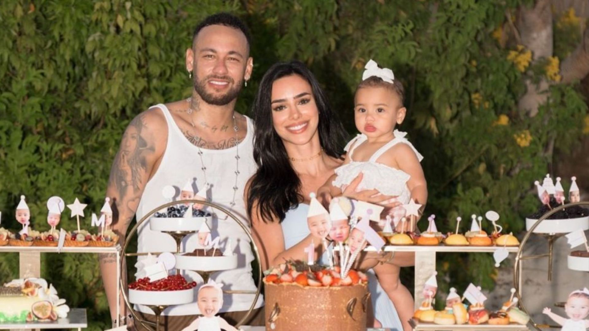Na expectativa para festão de Mavie, Neymar e Bruna Biancardi desembarcam no Brasil