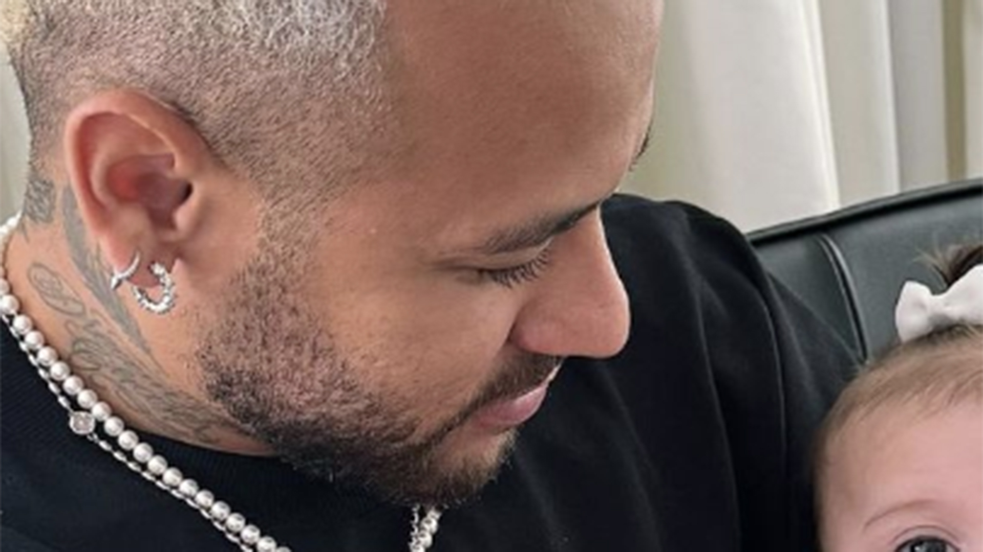 Neymar Jr exibe foto inédita com Helena, sua filha caçula