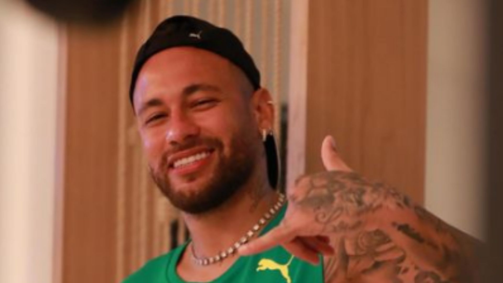 Neymar Jr surge com o cabelo loiro platinado antes de jogo de futebol