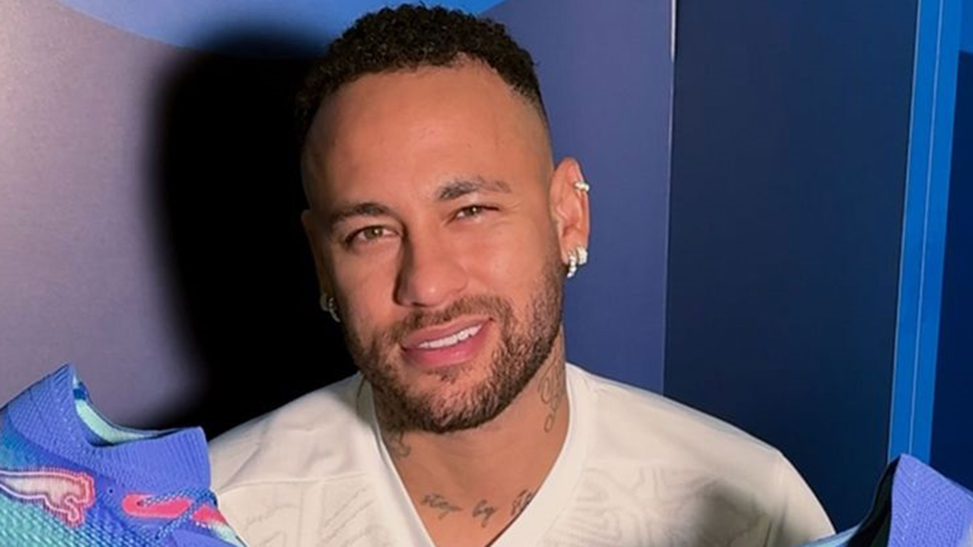 Neymar usa tênis de R$ 40 mil cravejado de cristais