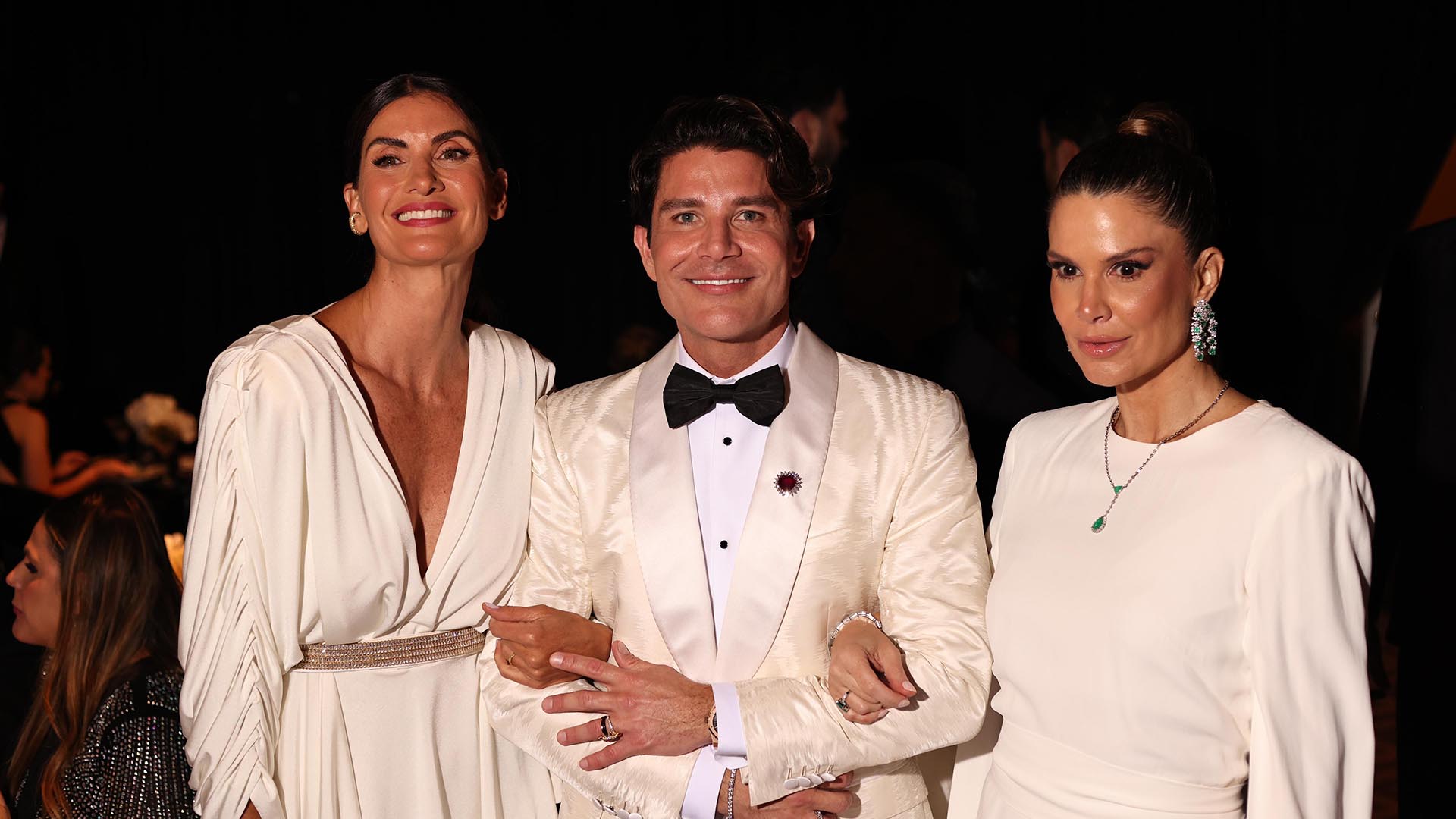 Famosos marcam presença no noivado de Alberto Cordéiro