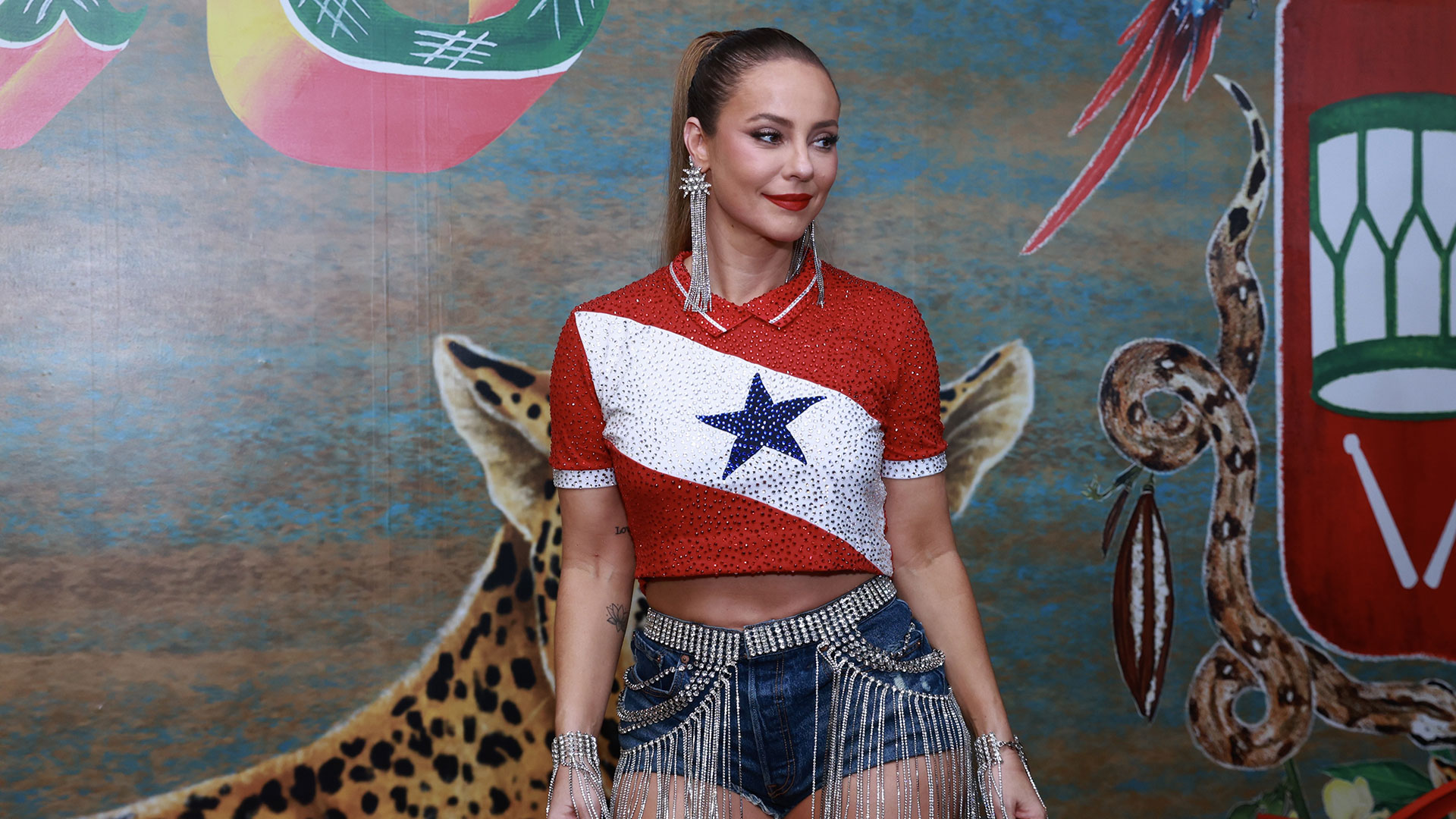 Paolla Oliveira elege look com muito brilho para ensaio de Carnaval