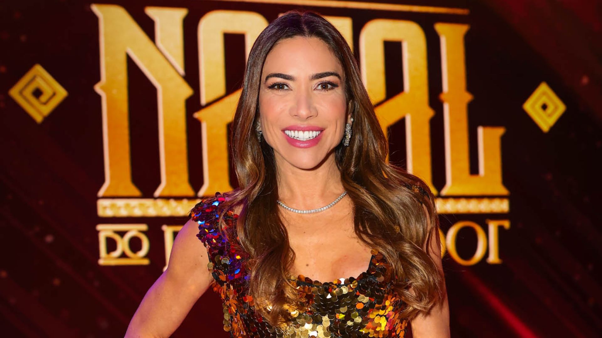 Patrícia Abravanel usa vestido deslumbrante em especial de Gusttavo Lima