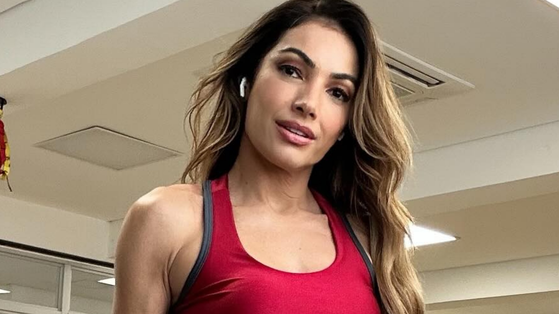 Patrícia Poeta impressiona ao exibir cintura fininha em dia de treino