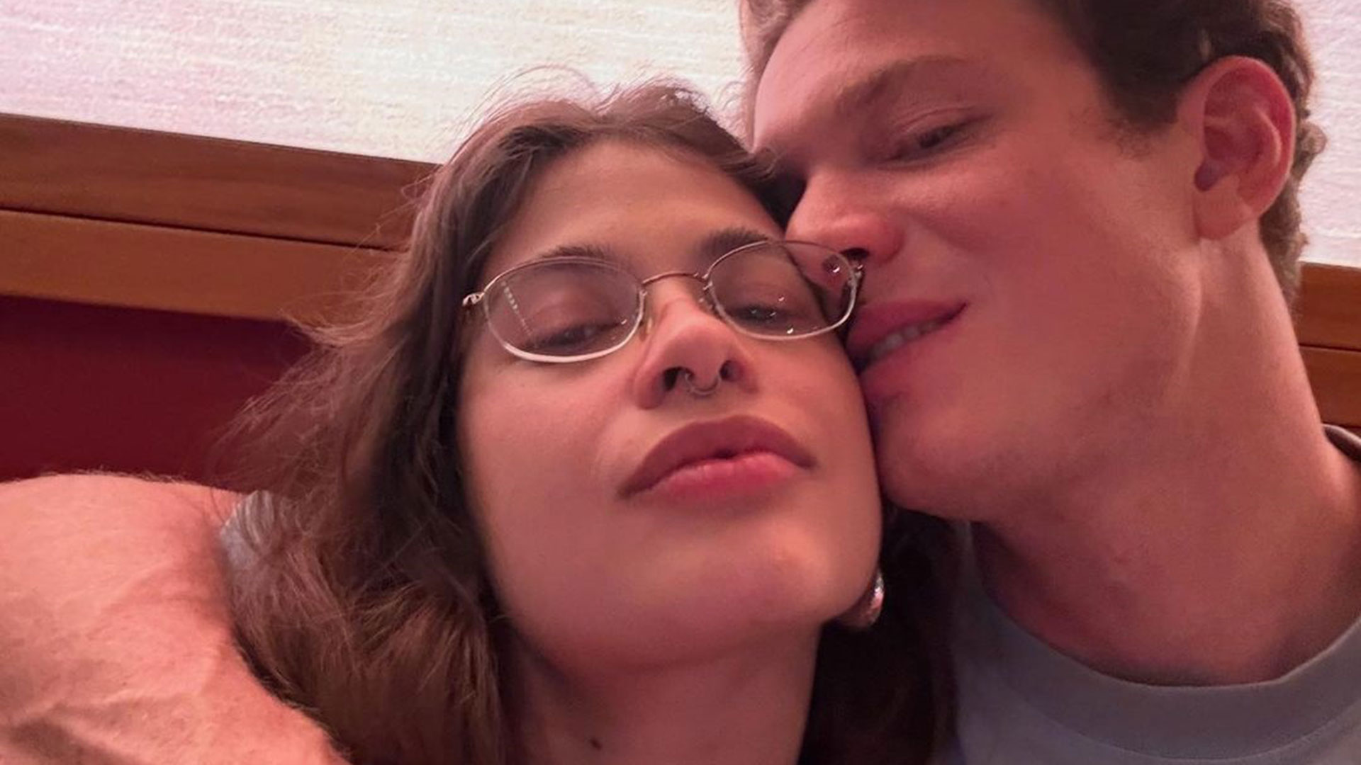 Pedro Novaes posta fotos com a namorada e mostra registro ousado