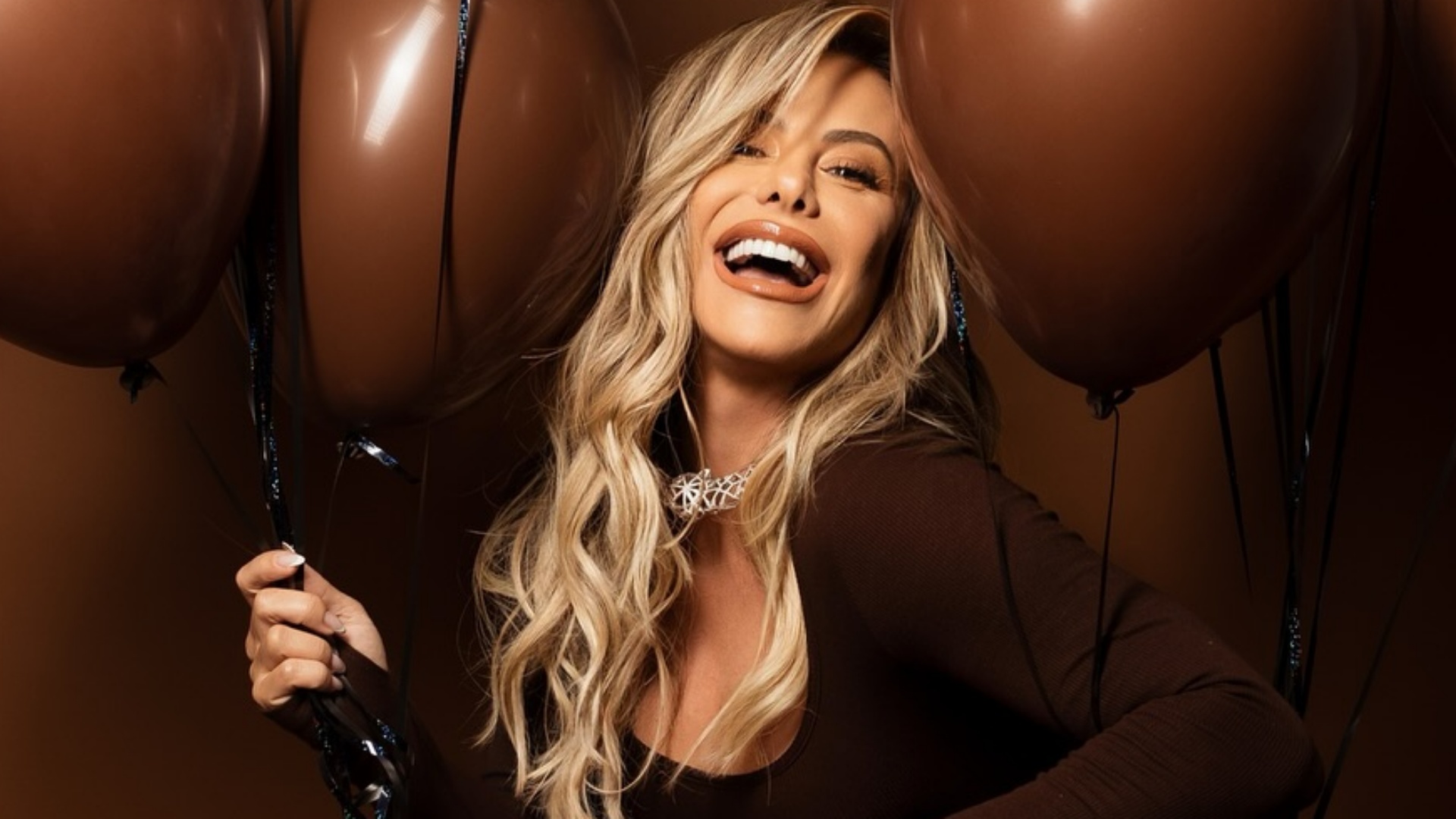 Poliana Rocha surge deslumbrante ao comemorar seu aniversário de 48 anos