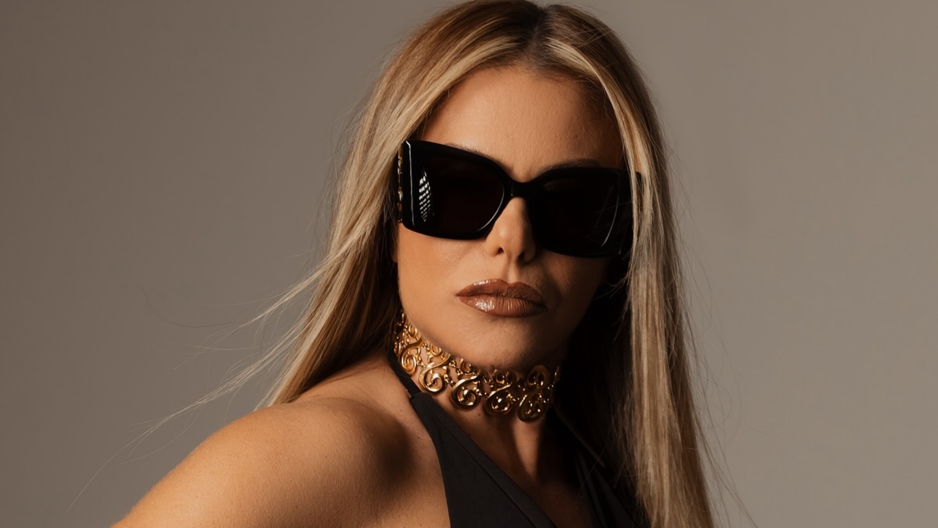 Poliana Rocha chama atenção ao posar com vestido ousado: ‘Belíssima’