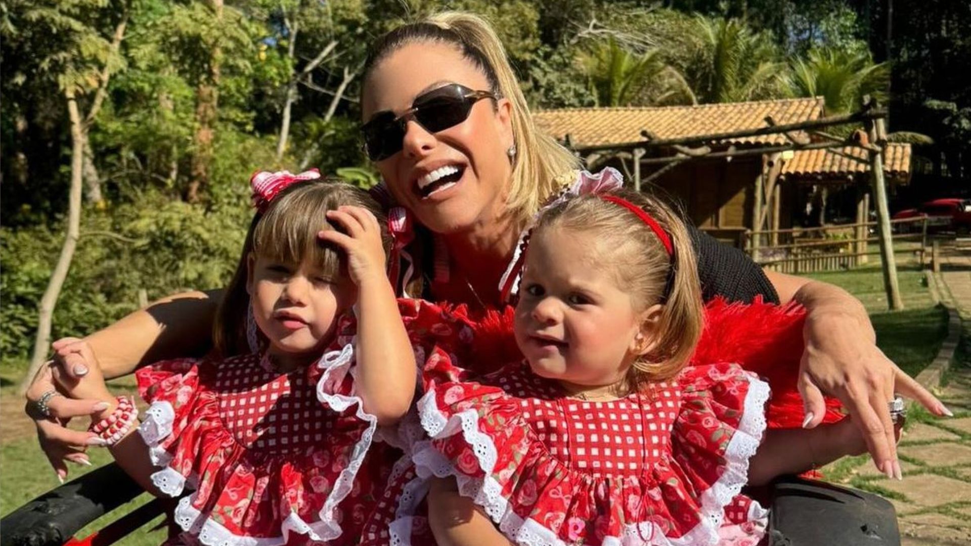 Poliana Rocha se encanta com apresentação das netas: “Gratidão e orgulho”