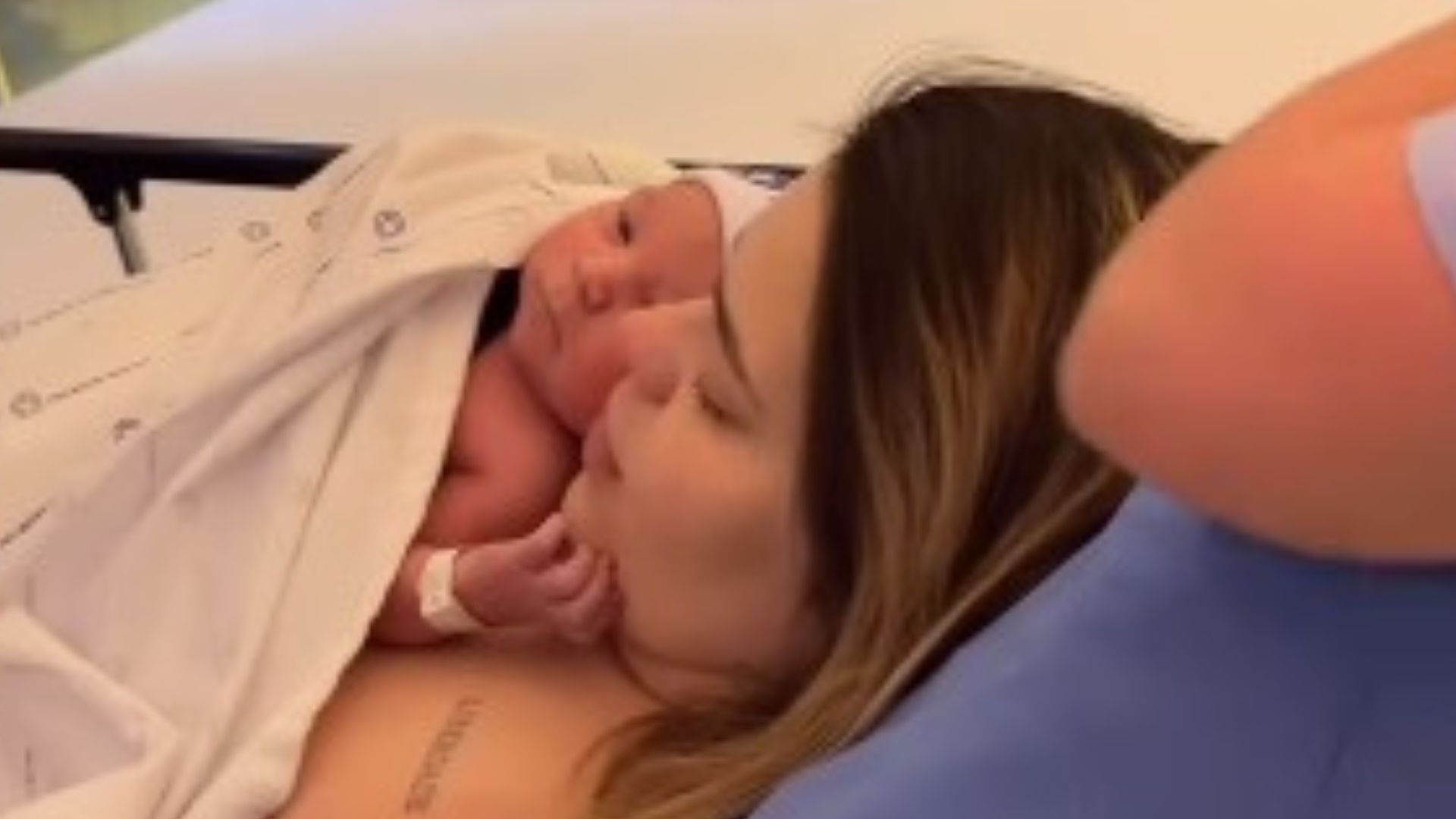 Viih Tube revela que o filho recém-nascido quase foi para a UTI. Veja a foto