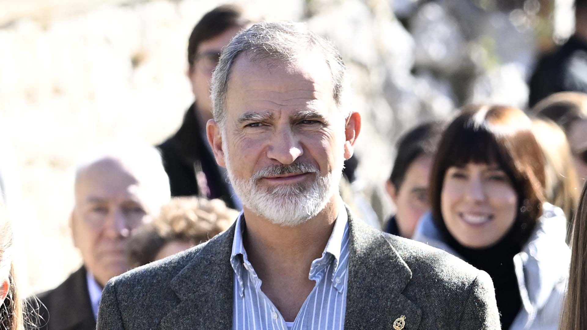 Rei Felipe da Espanha é alvo de ataques de moradores de região atingida pela enchente