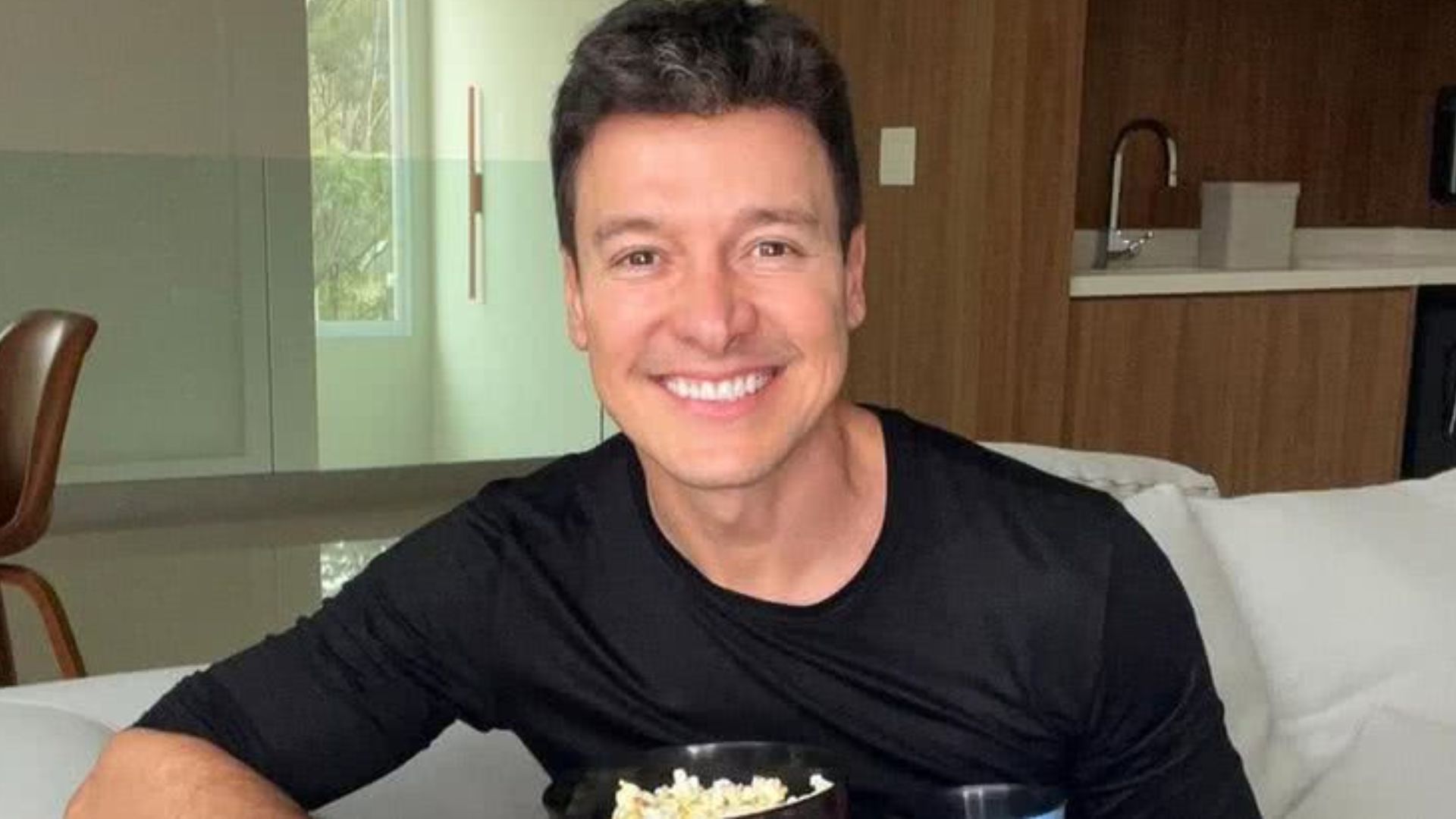 Filha caçula de Rodrigo Faro rouba a cena em apresentação de ballet