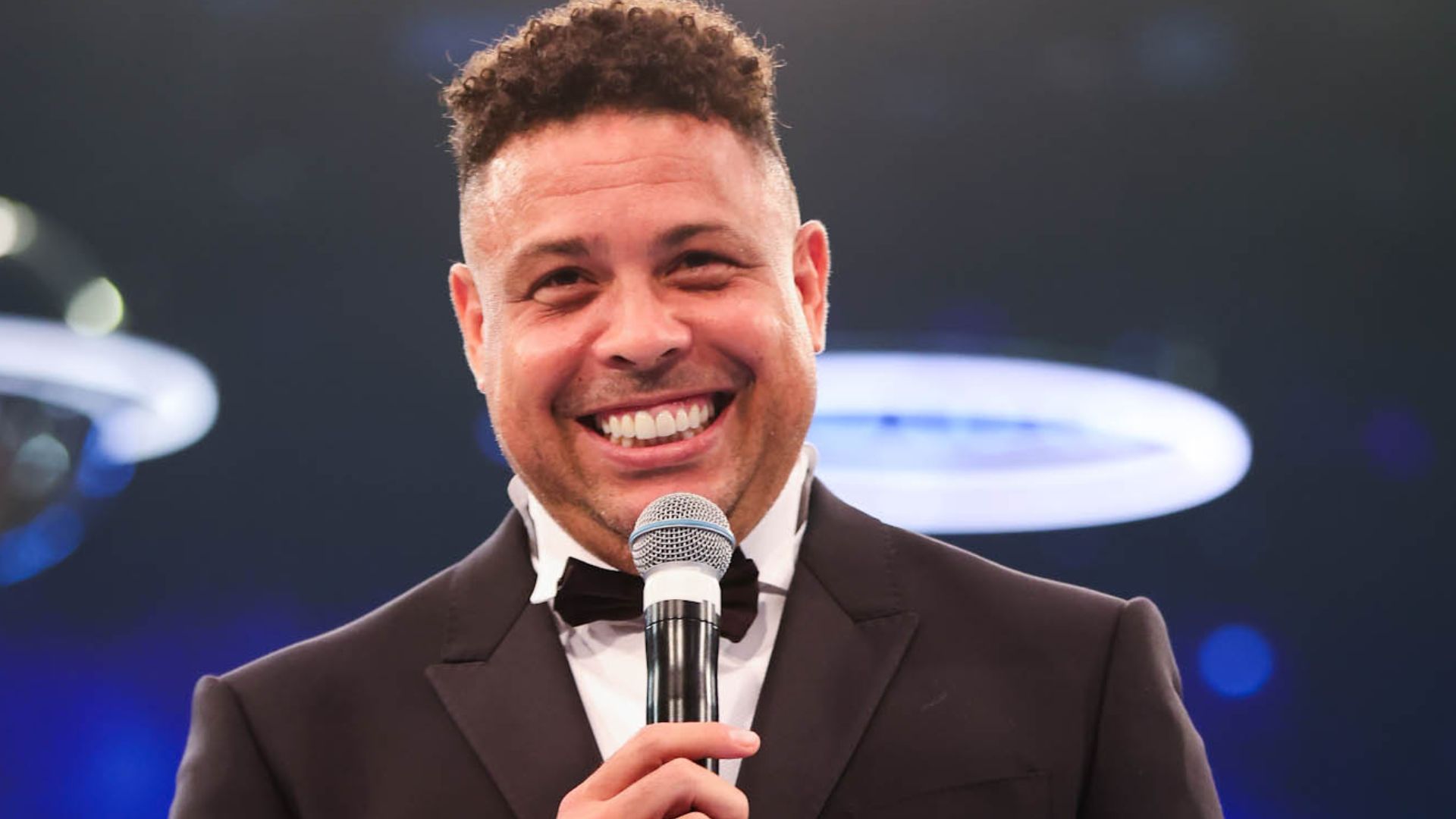 Ronaldo posa com três de seus quatro filhos em leilão; veja as fotos