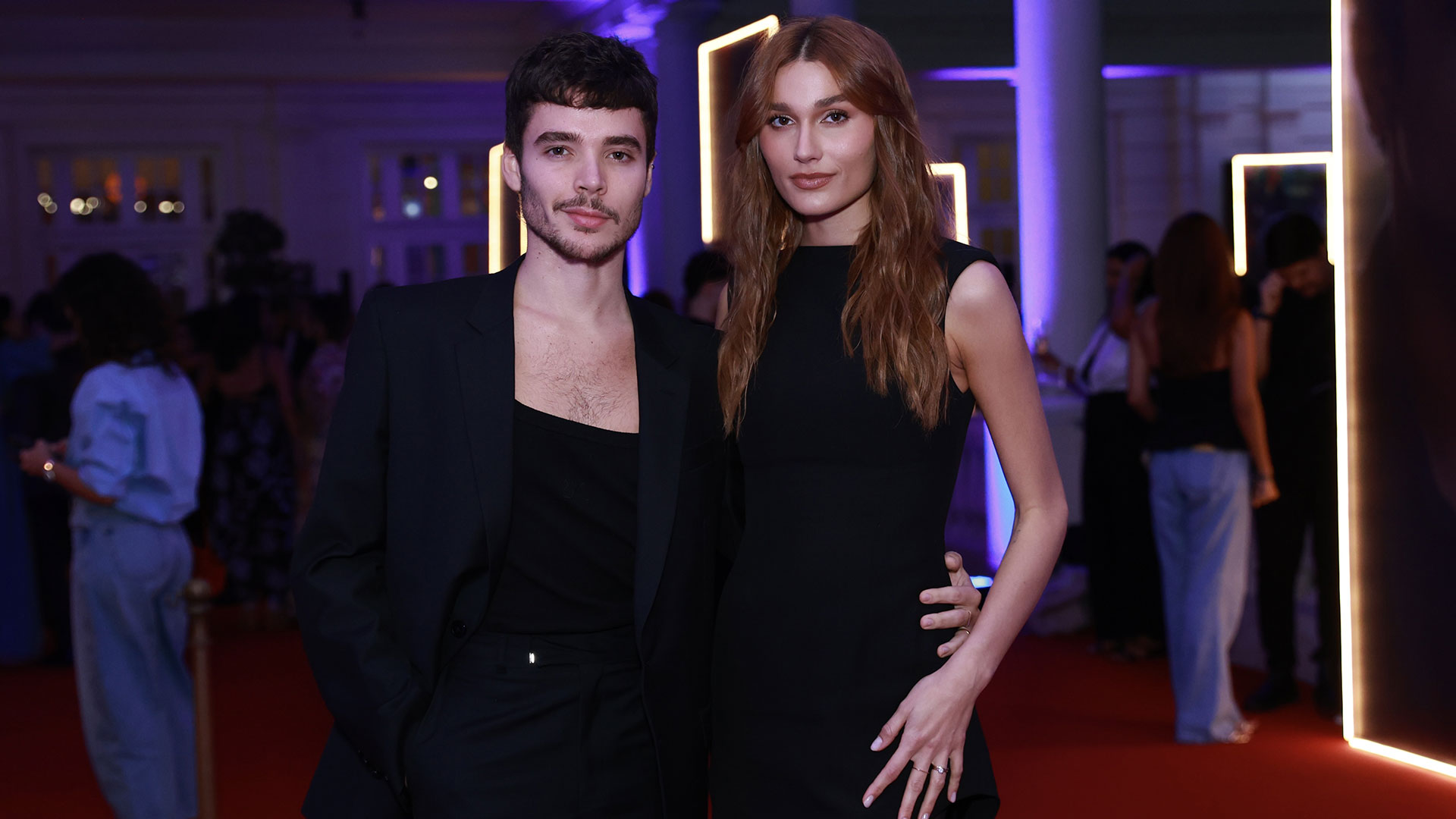 Sasha elege pretinho básico para prestigiar evento ao lado do marido