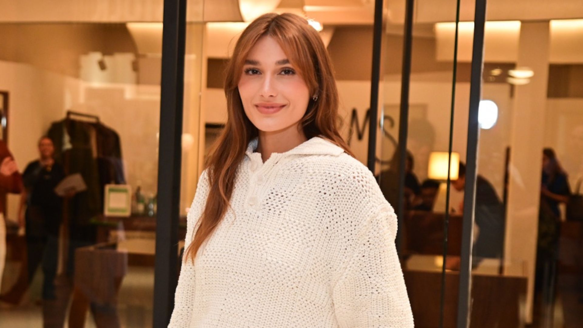 Sasha Meneghel esbanja elegância em evento de sua marca de roupas