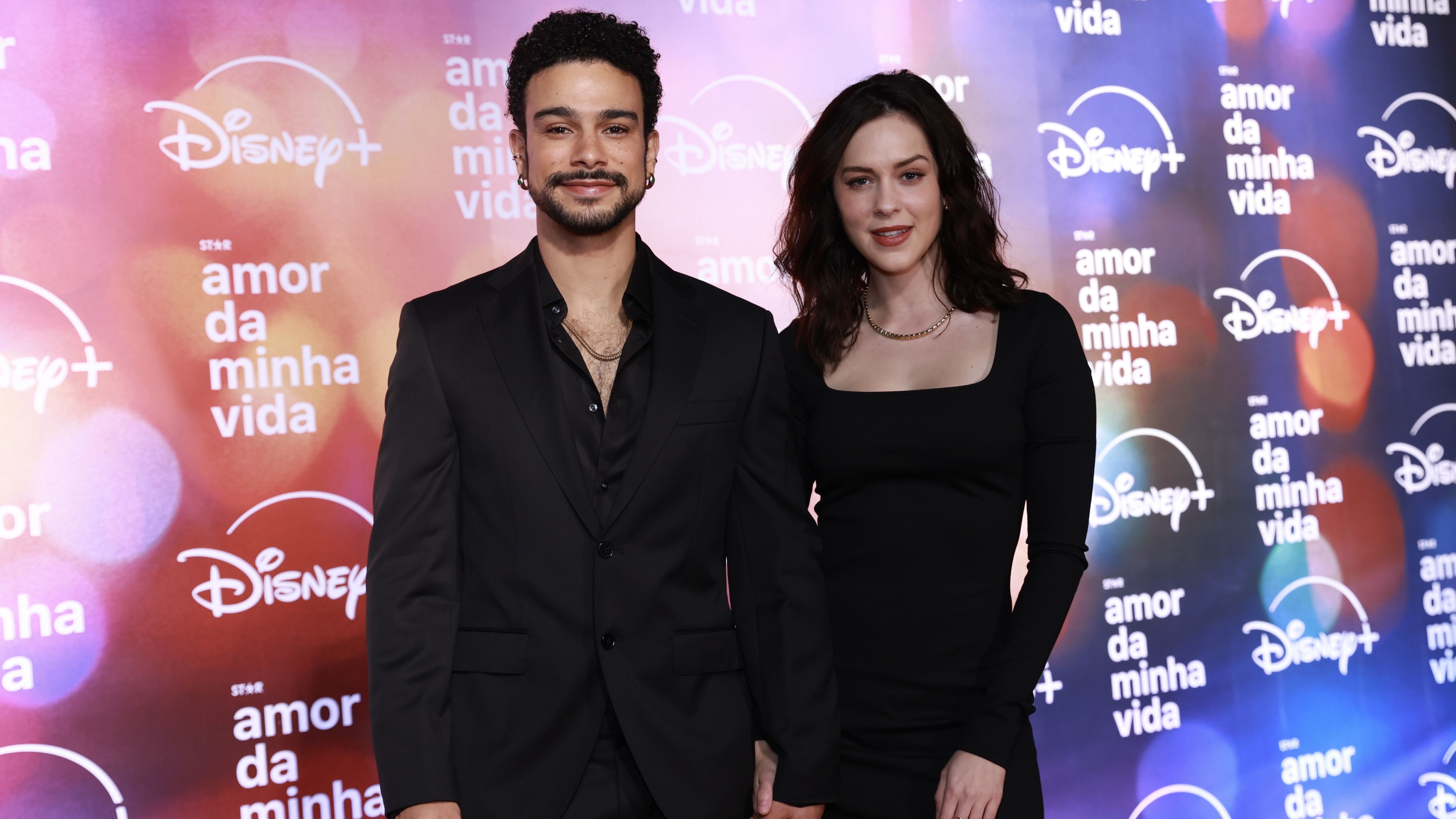 Sérgio Malheiros e Sophia Abrahão na pré-estreia da série, no Rio de Janeiro