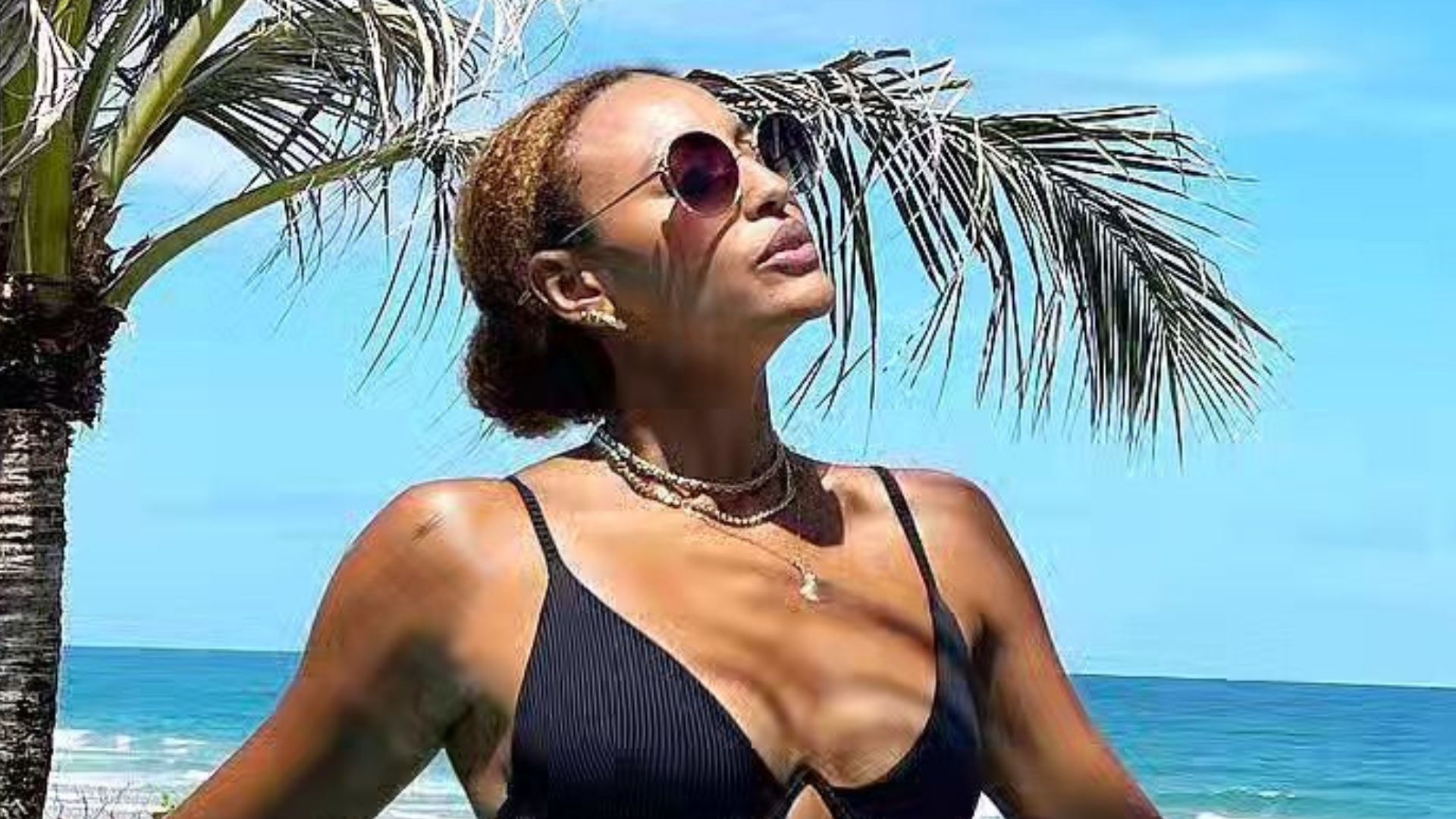 Sheron Menezzes esbanja beleza em fotos na praia: ‘Mais bela que a paisagem’