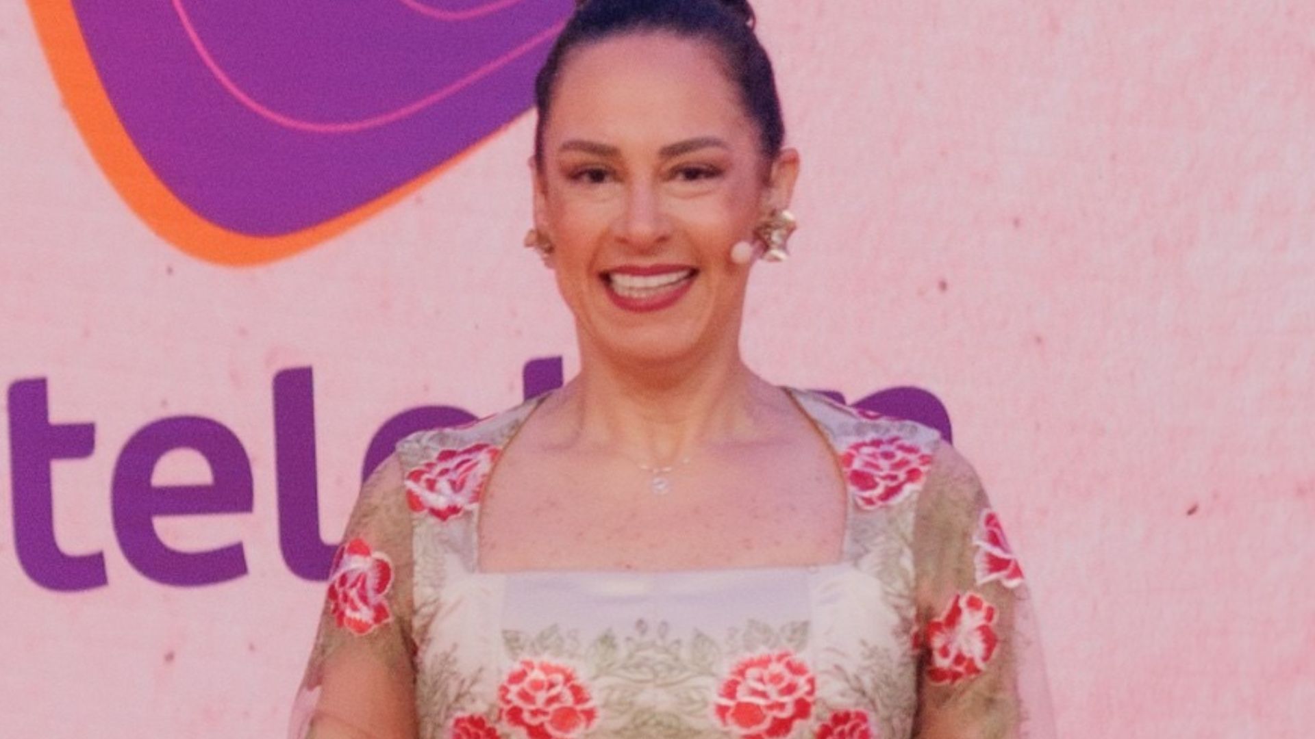 Silvia Abravanel brilha com vestido elegante em segundo dia de Teleton