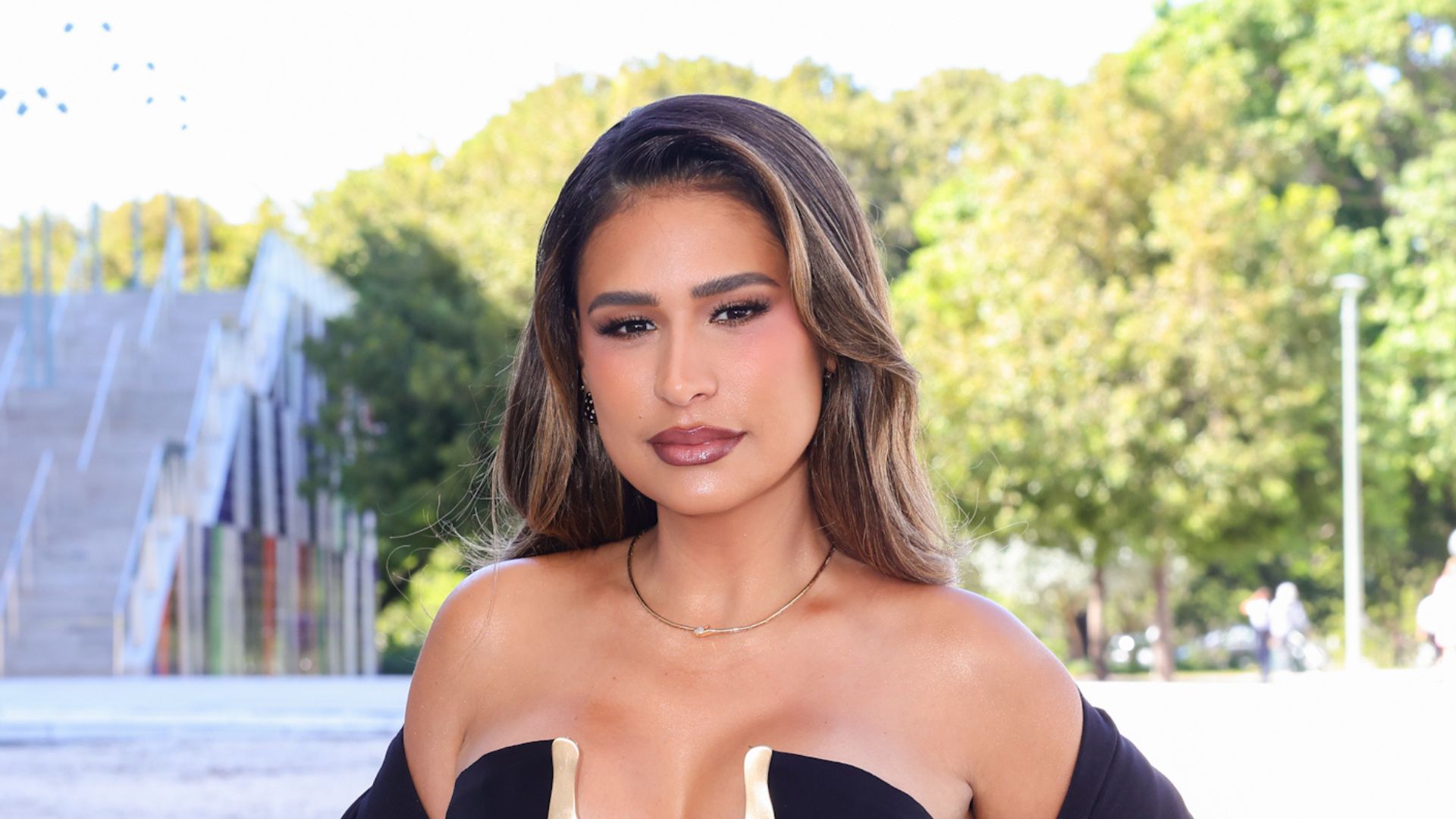 Simone Mendes aposta em vestido com decote profundo para o Grammy Latino