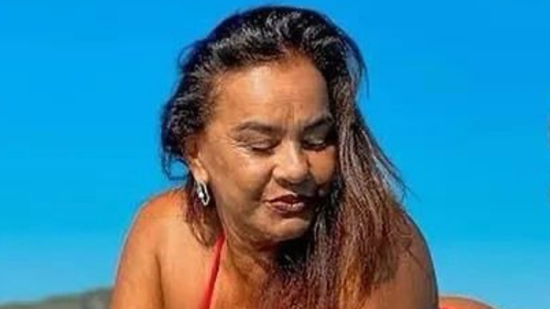 Solange Couto esbanja beleza em clique à beira da piscina: ‘Belíssima’