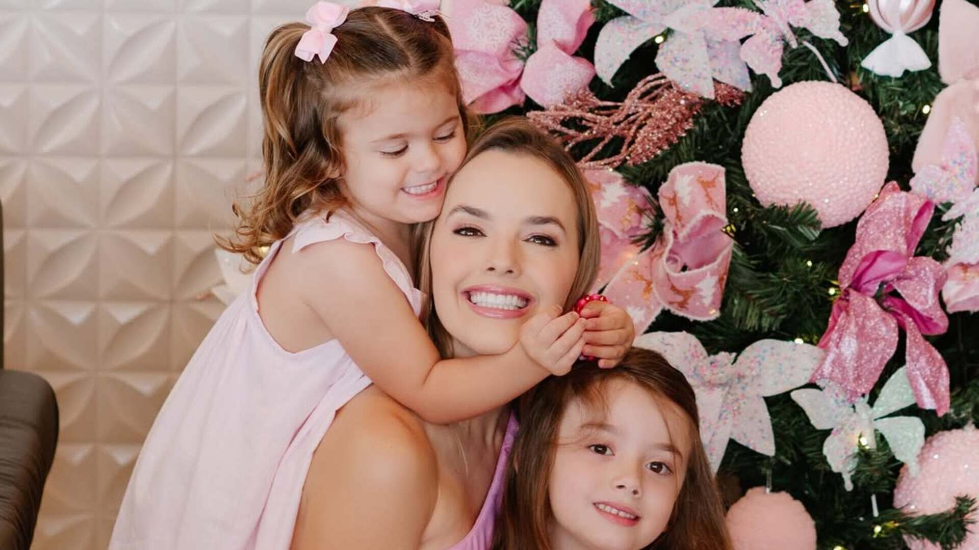 Thaeme Mariôto mostra as filhas e questiona: ‘Alguma lembra a mamãe?’