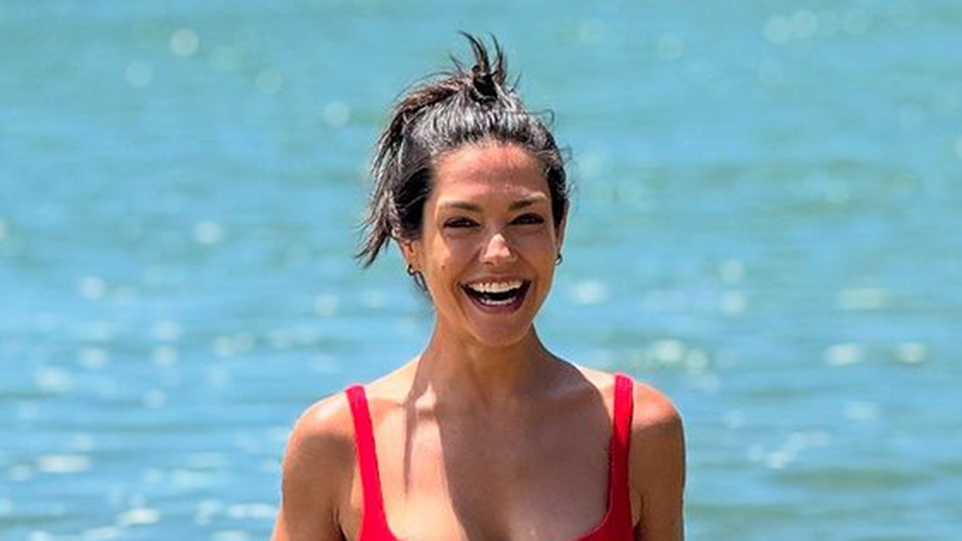 Magérrima, Thais Fersoza arrasa em fotos só de maiô vermelho