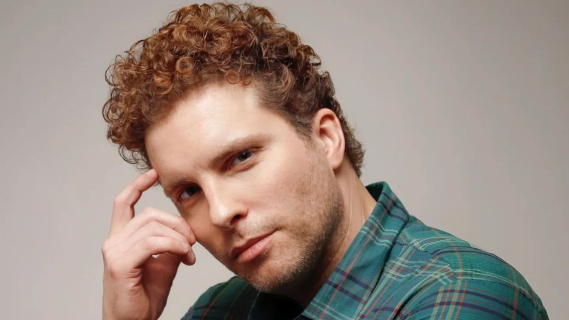 Thiago Fragoso completa 43 anos; ator protagonizou primeiro beijo gay em uma novela da Globo