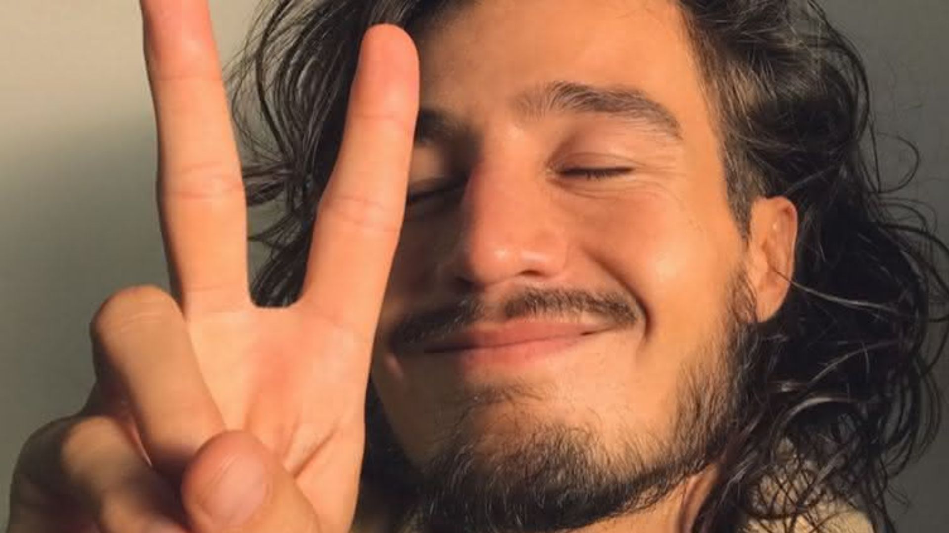 Tiago Iorc revela ritual inusitado da mãe em seu aniversário