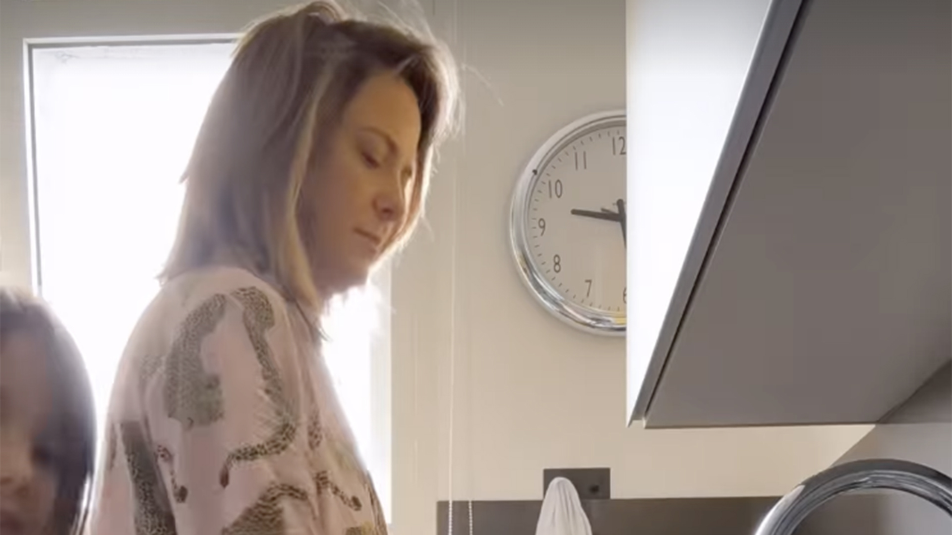 Gente como a gente! Ticiane Pinheiro lava a louça de pijama no feriado