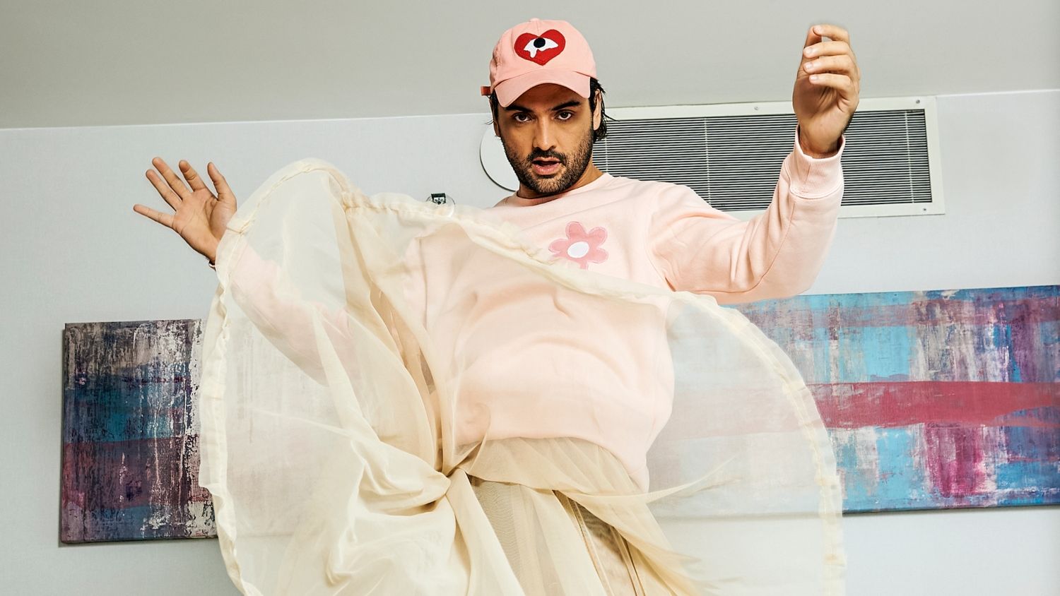 Túlio Starling se entrega a versalidade da moda: ‘Não tenho problema em usar saia’