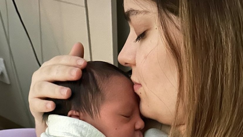 Após deixar UTI, Viih Tube tranquiliza fãs ao postar foto com Ravi