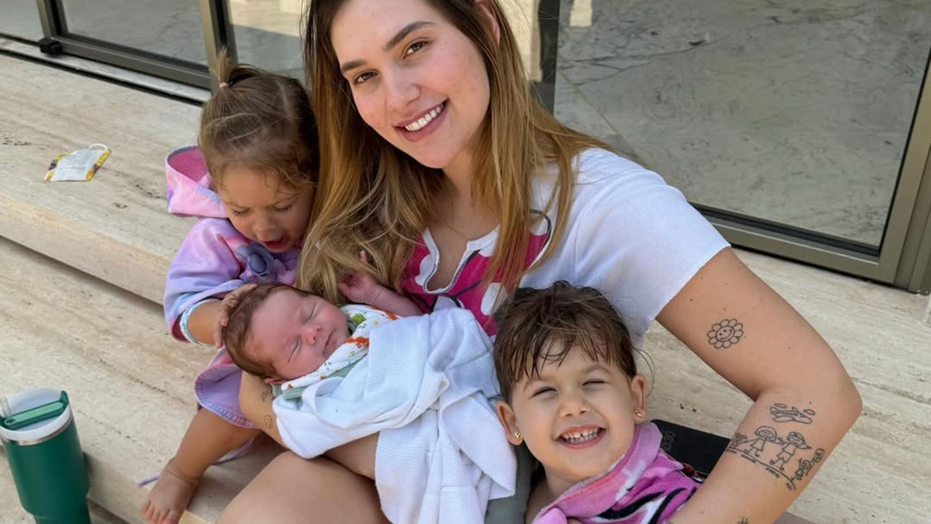 Virginia Fonseca se diverte ao mostrar fotos do passaporte dos filhos