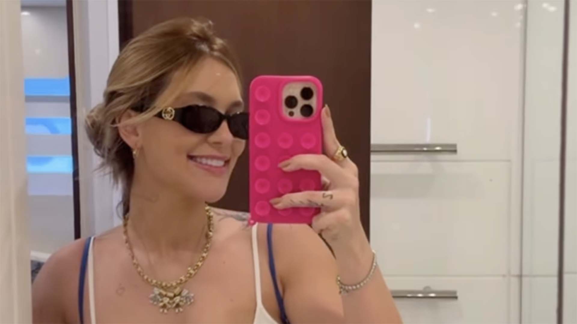 Virginia Fonseca faz tour em barco de luxo para passeio com a família