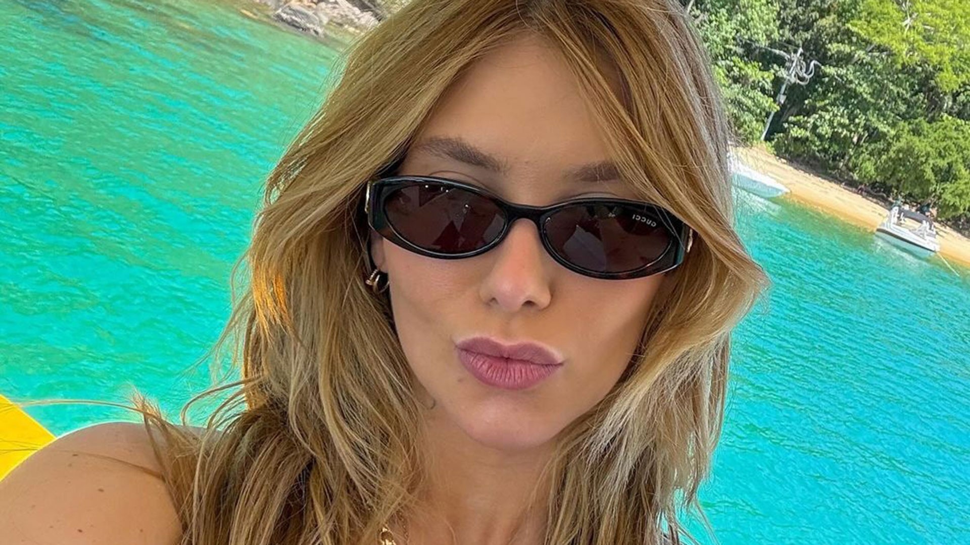 Virginia Fonseca mostra fotos de passeio de barco com a família