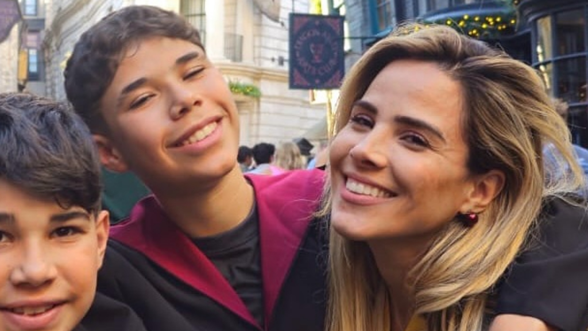 Nos EUA, Wanessa Camargo curte parque de diversões com a mãe e os filhos