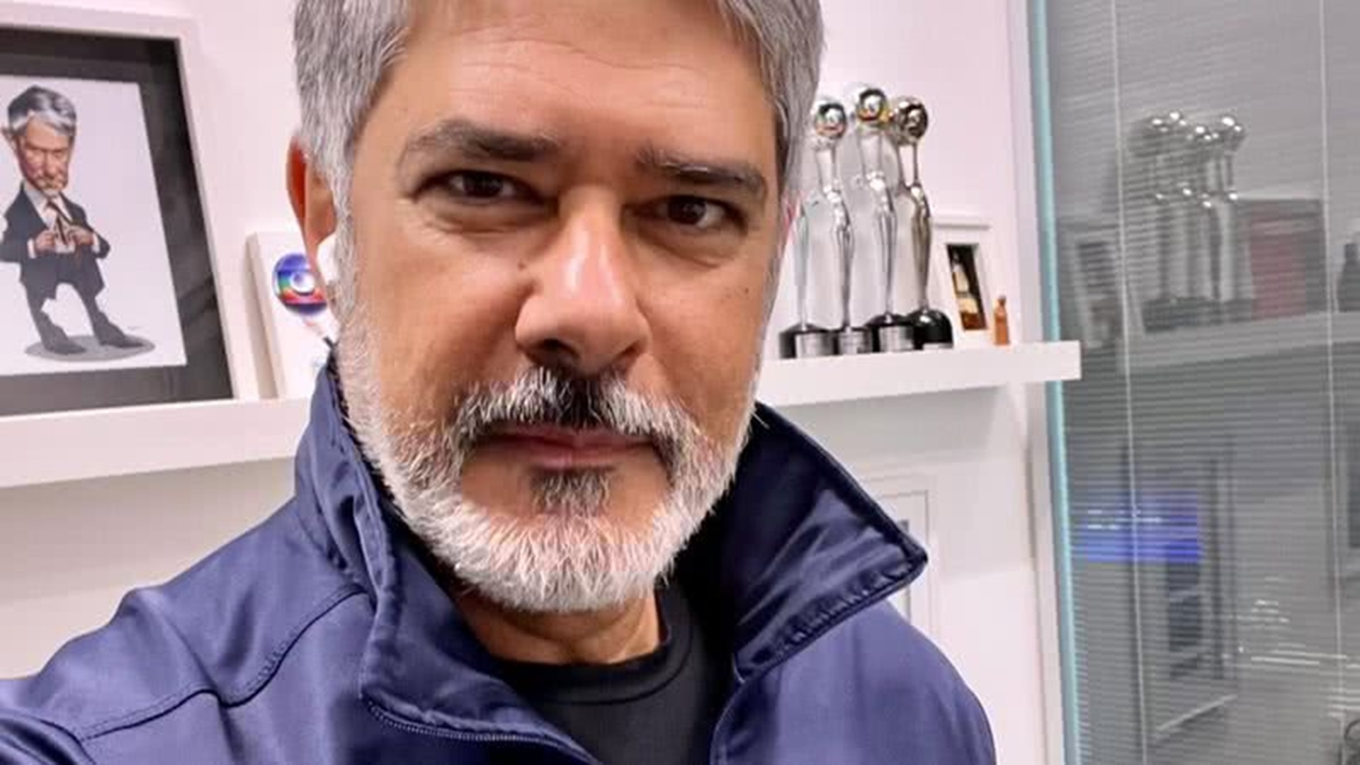 Com insônia, William Bonner tieta Fernanda Torres e mostra cachorro que resgatou