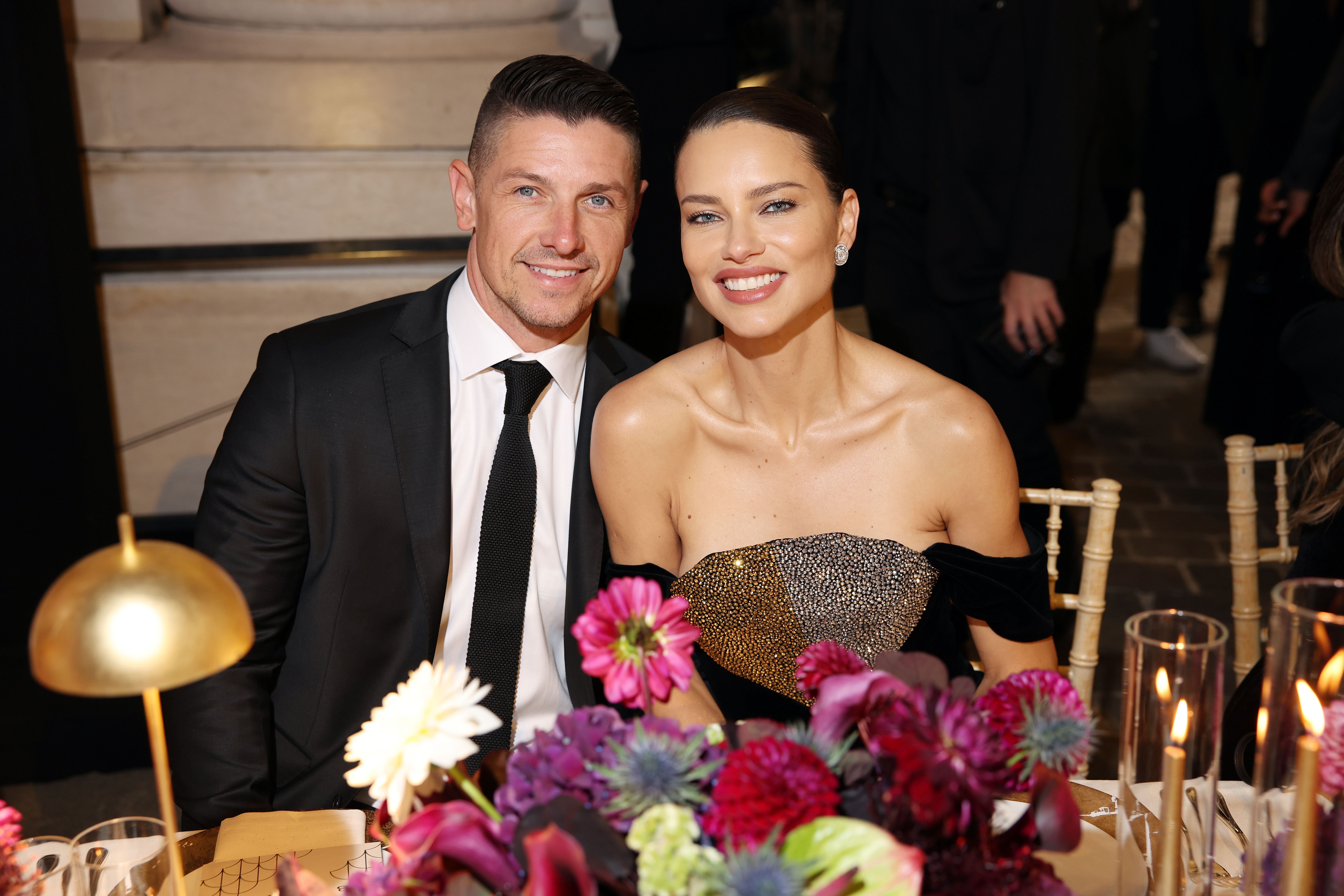 Adriana Lima exibe aliança com diamante gigante após se casar com produtor